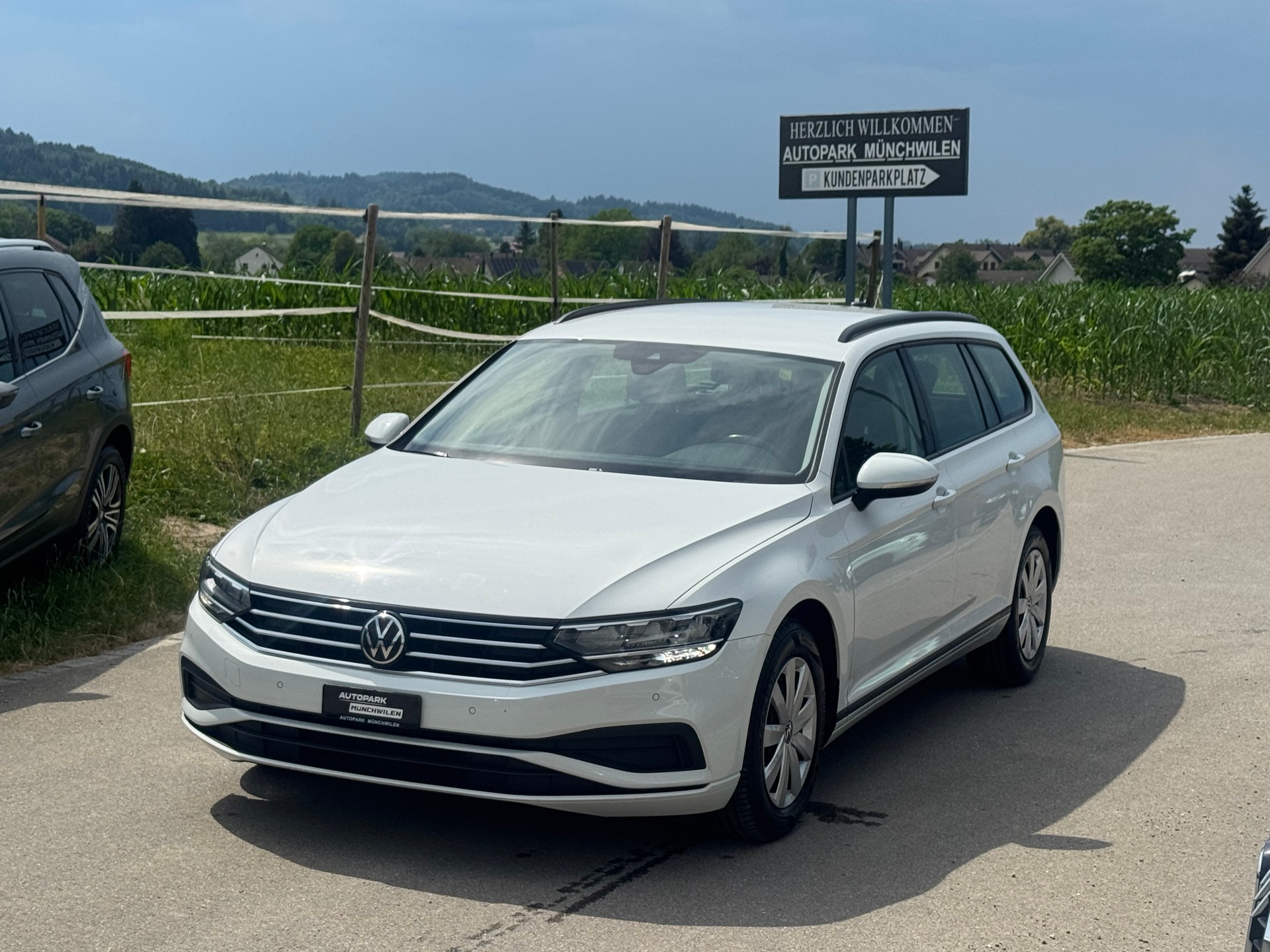 VW Passat Variant 2.0 TDI Business DSG-image-0