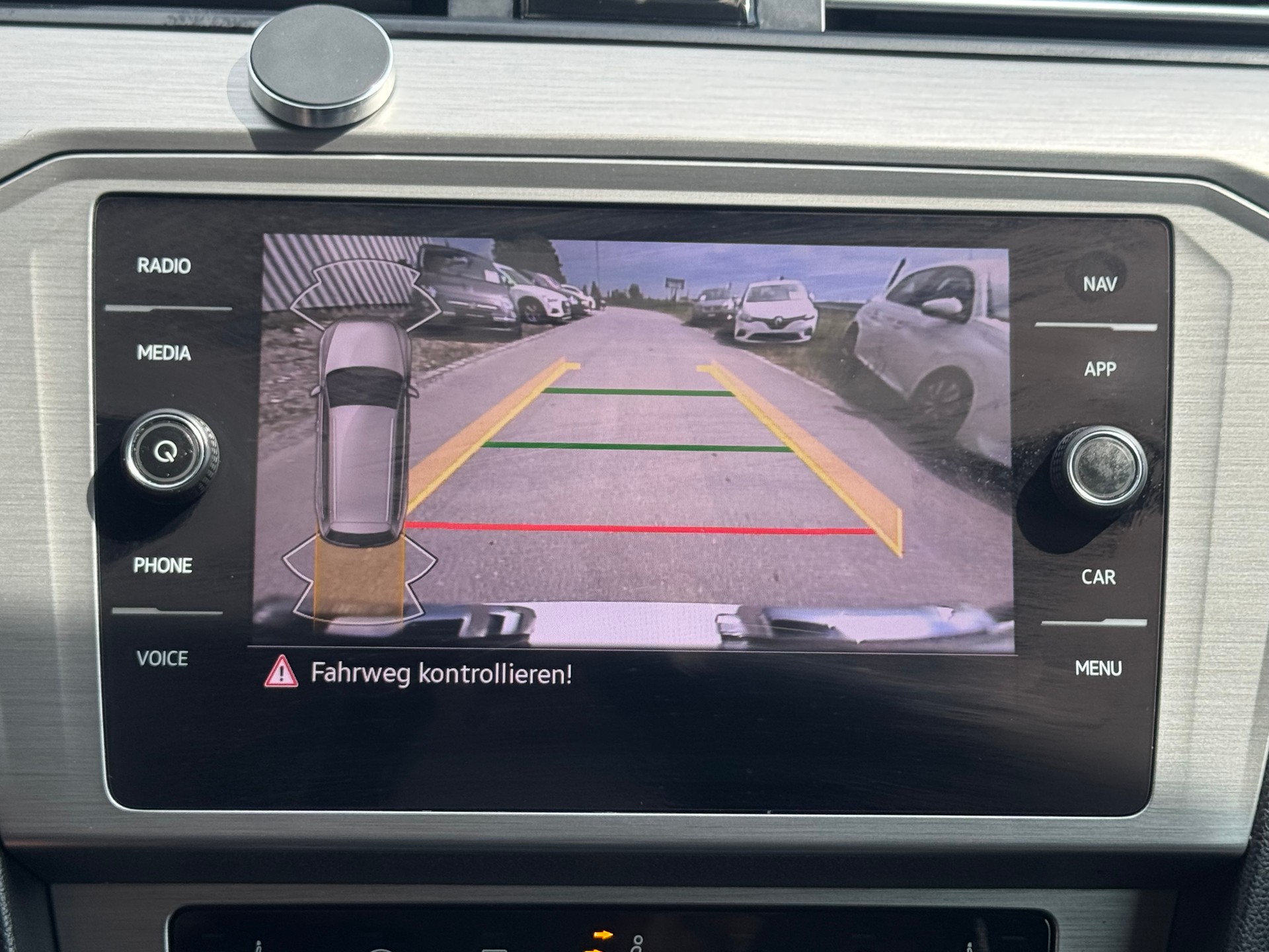 VW Passat Variant 2.0 TDI Business DSG-image-11