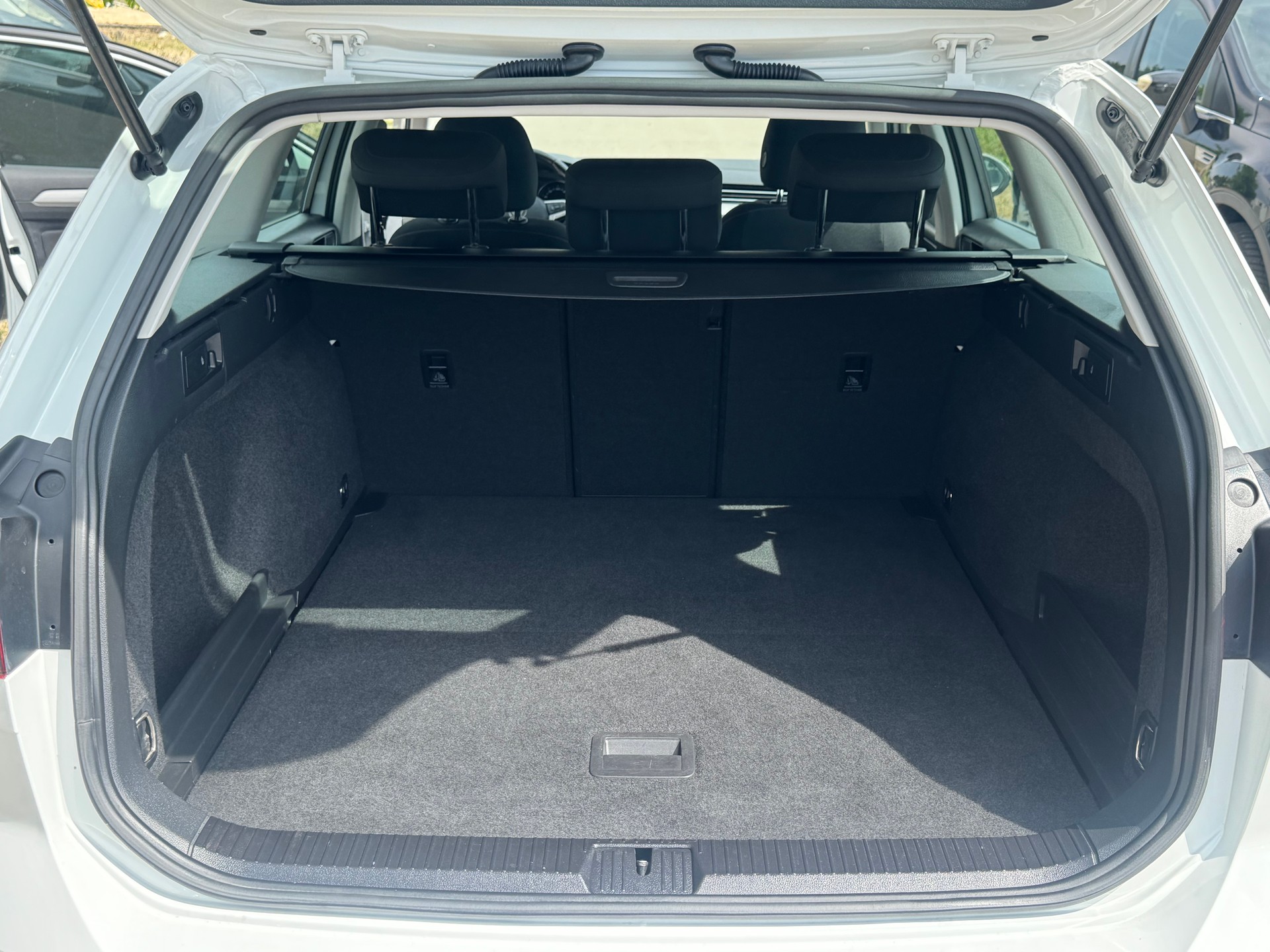 VW Passat Variant 2.0 TDI Business DSG-image-15