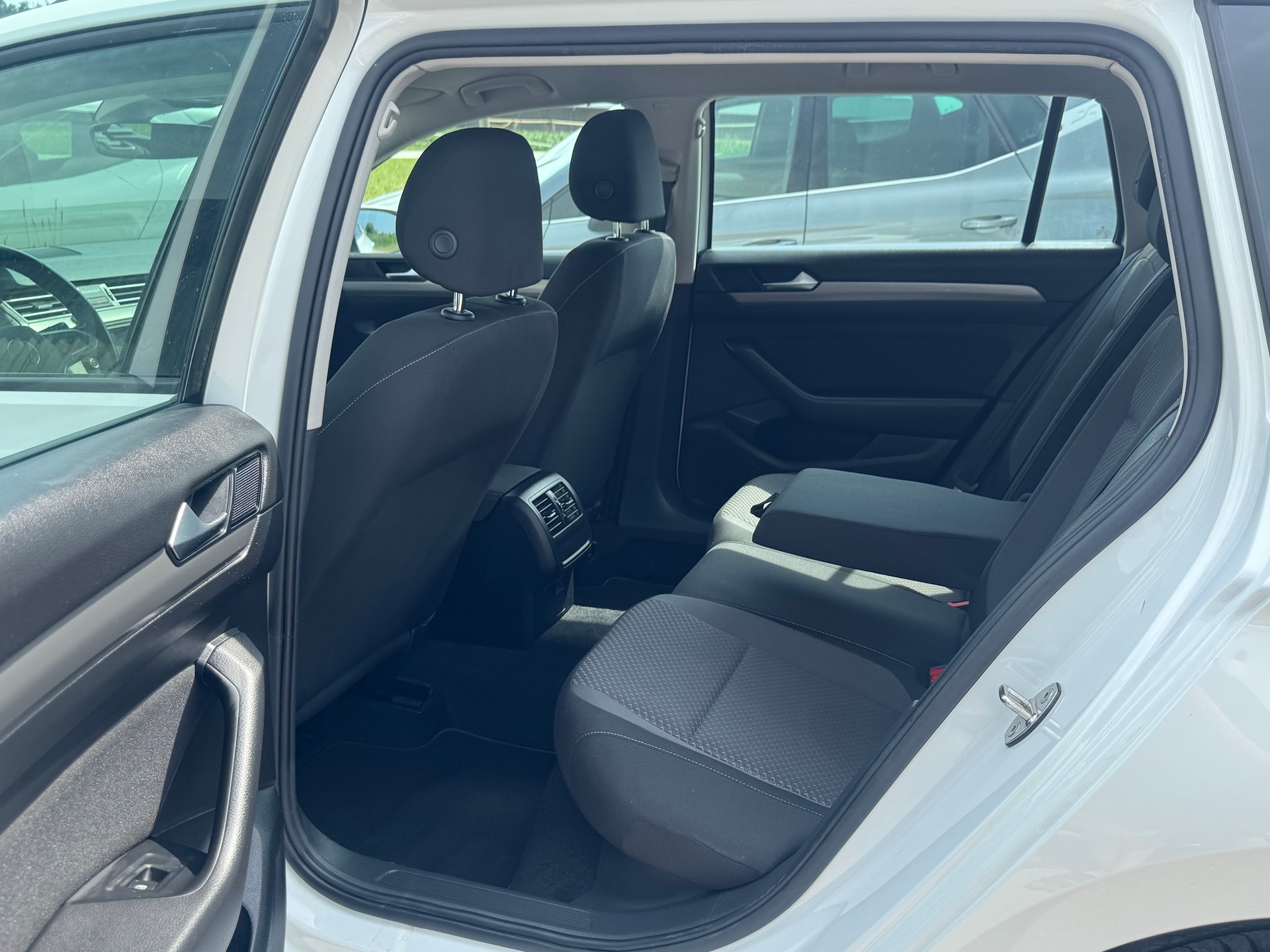 VW Passat Variant 2.0 TDI Business DSG-image-9