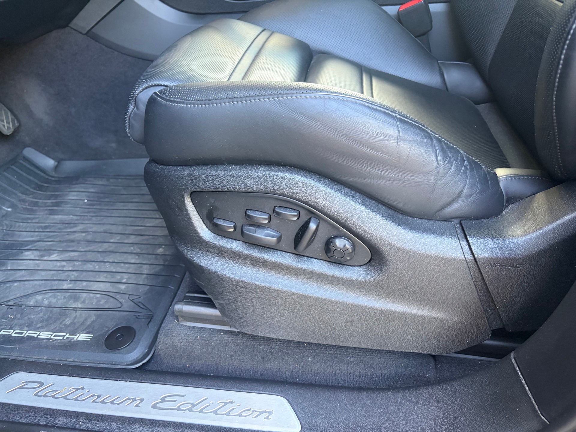 PORSCHE 3.0 V6 E-Hybrid Coupé Platinum Edition-image-7