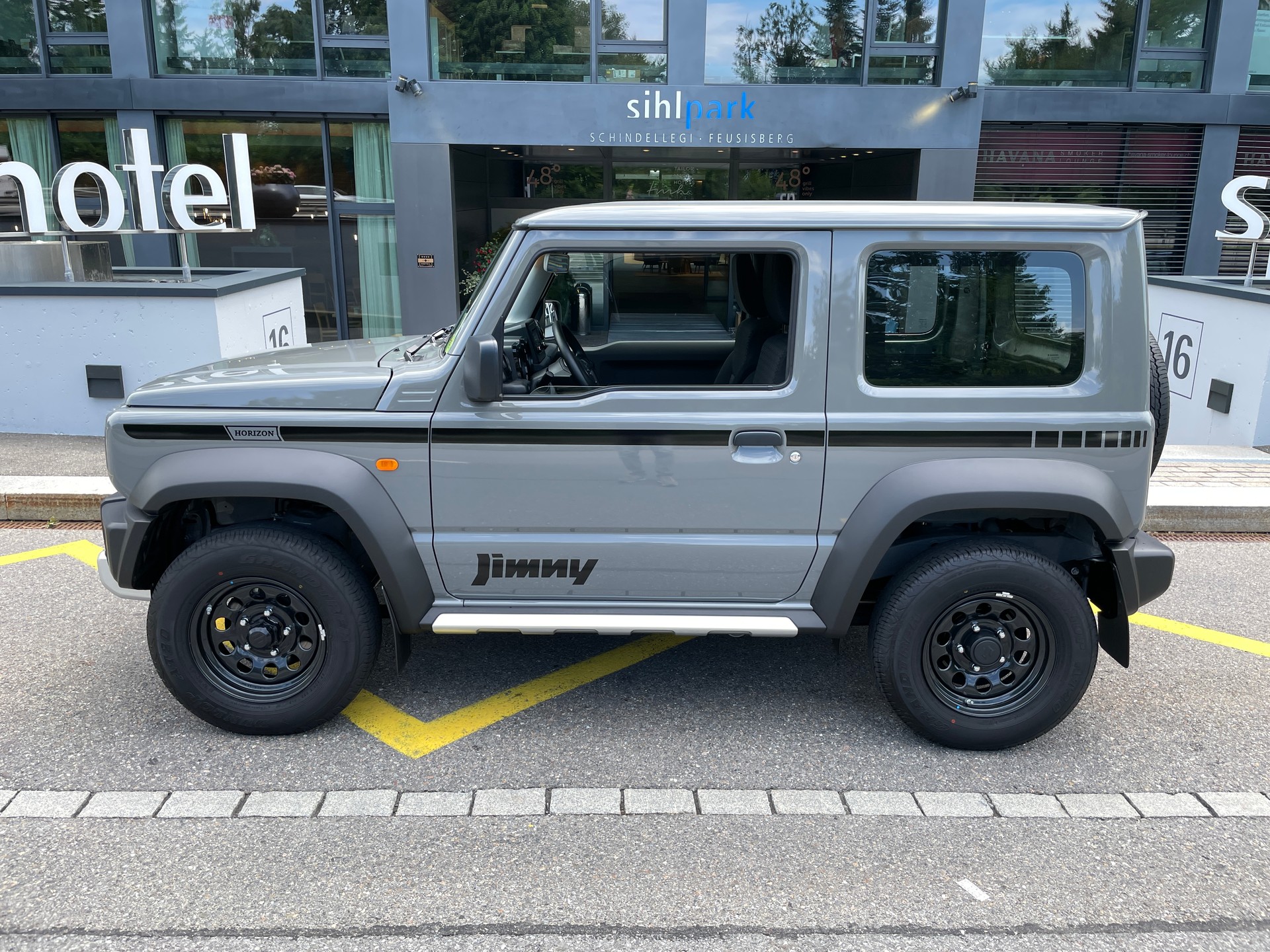 SUZUKI Jimny 1.5 Man 4x4 Horizon mit AHK-showroom-element-1