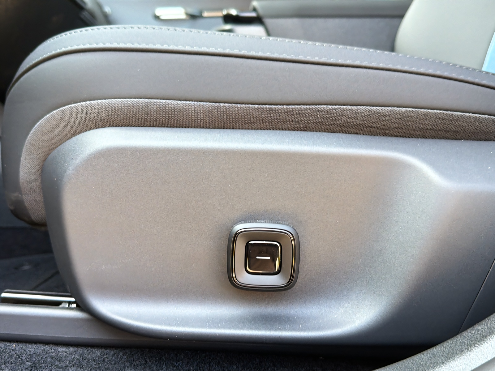 VOLVO EX30 E60 Twin Ultra Performance AWD-image-7