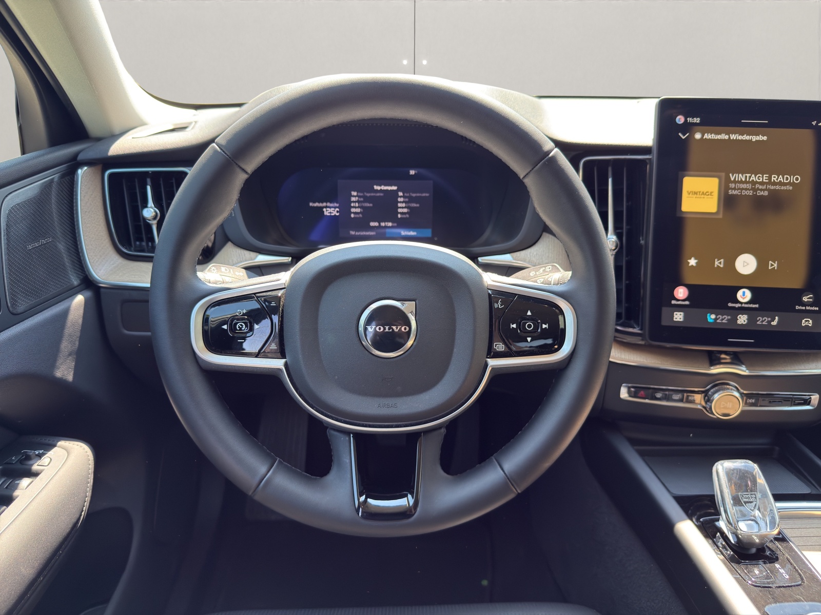 VOLVO XC60 2.0 B5 MH Plus Dark AWD-image-13