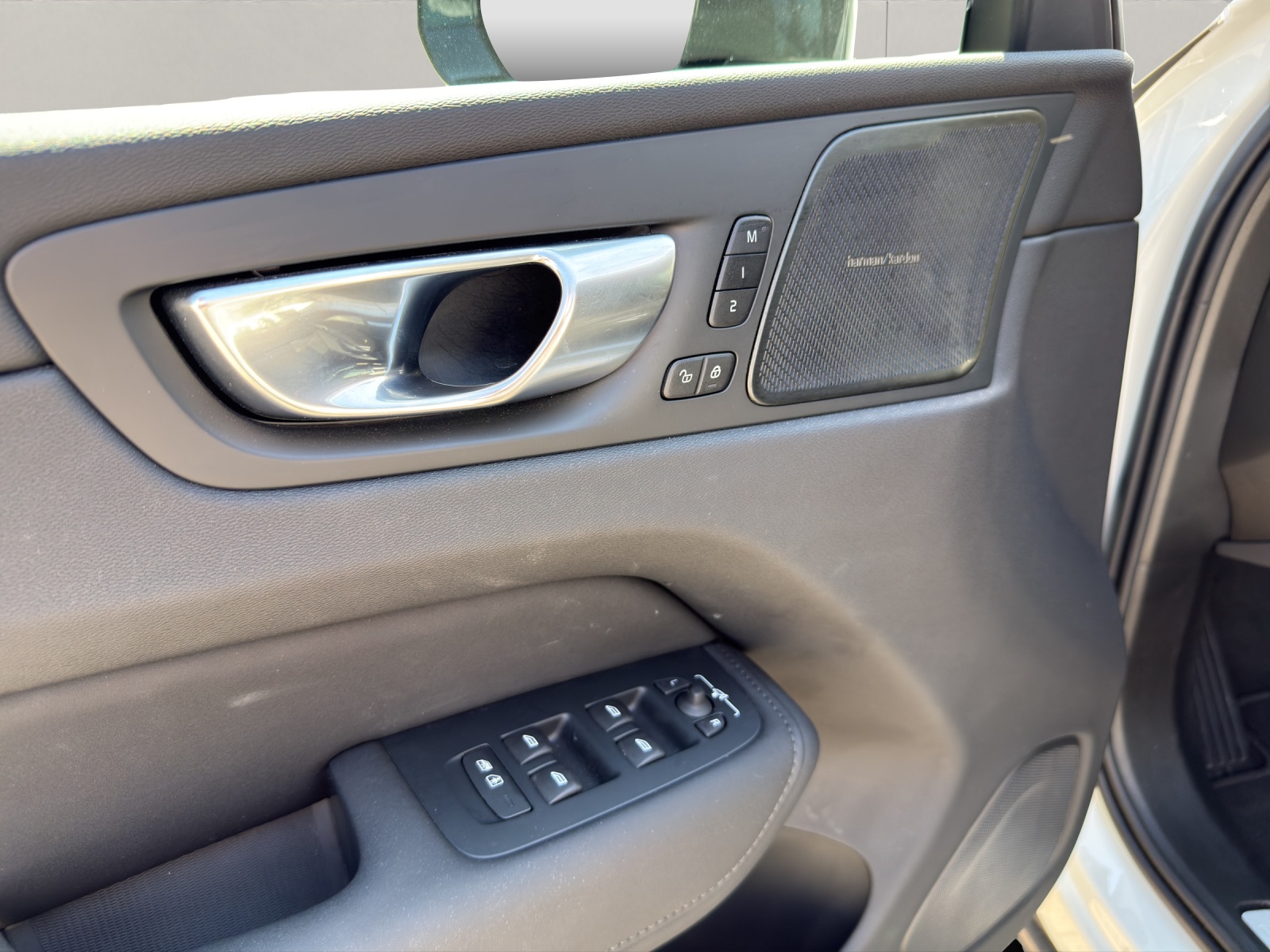 VOLVO XC60 2.0 B5 MH Plus Dark AWD-image-15