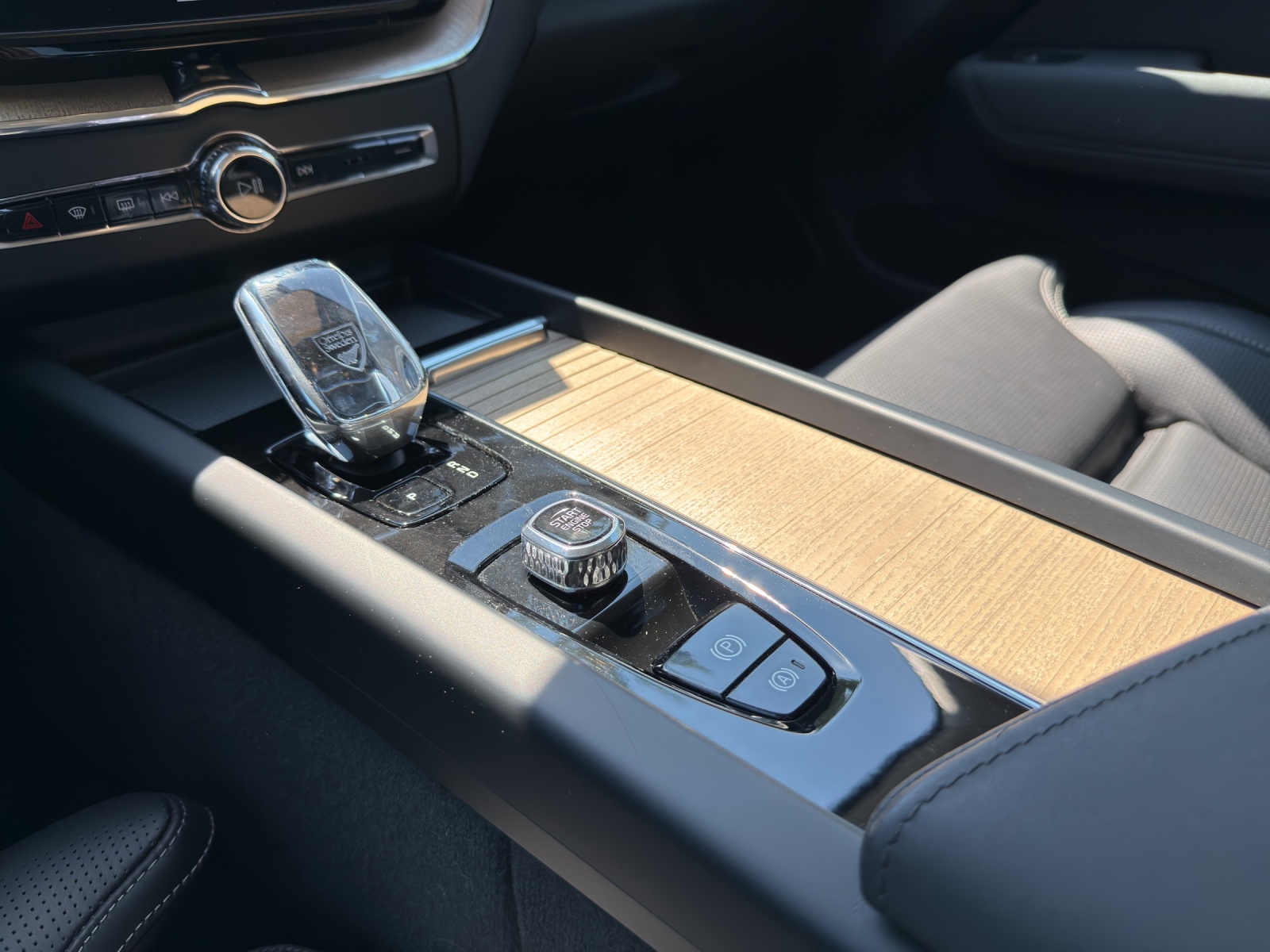 VOLVO XC60 2.0 B5 MH Plus Dark AWD-image-14