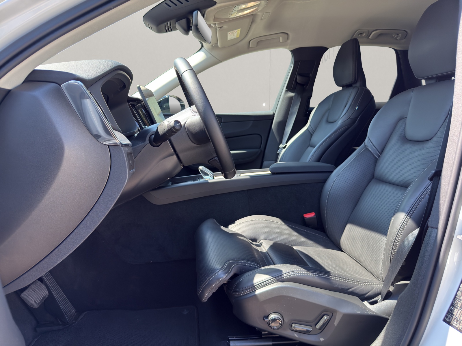 VOLVO XC60 2.0 B5 MH Plus Dark AWD-image-8