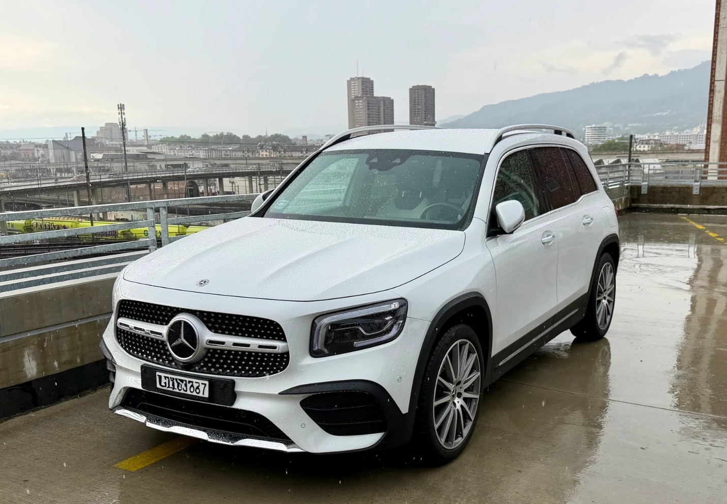 MERCEDES-BENZ GLB 250 AMG Line-image-0