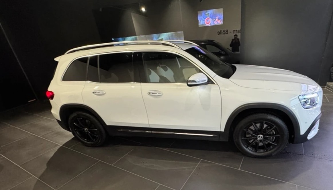 MERCEDES-BENZ GLB 250 AMG Line-image-3