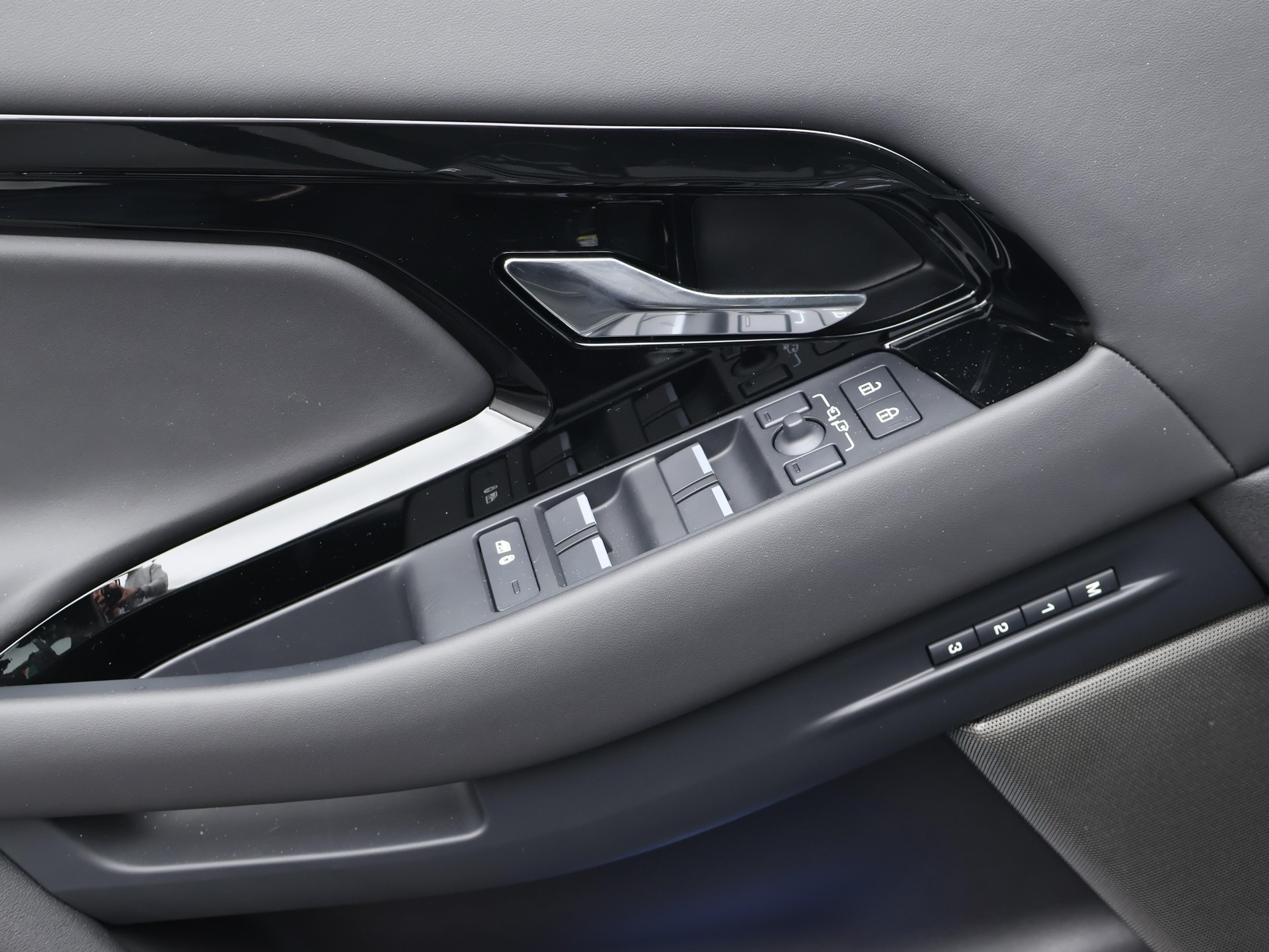 LAND ROVER Range Rover Evoque 1.5 T 270e Autobiography-image-13