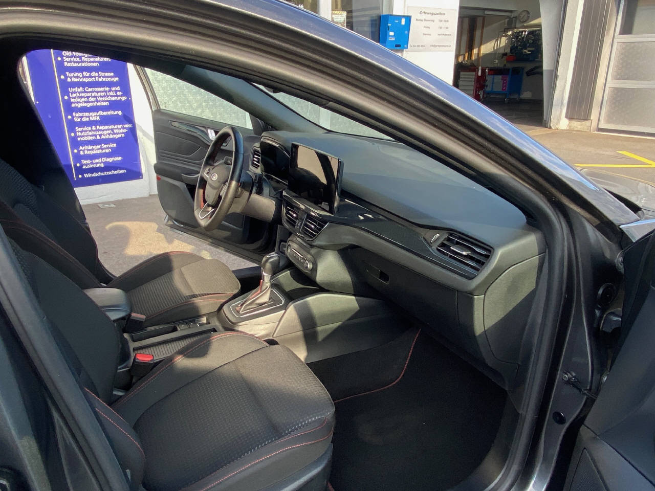 FORD Focus Station Wagon 1.0i EcoB Hybrid 155 ST-Line-image-11
