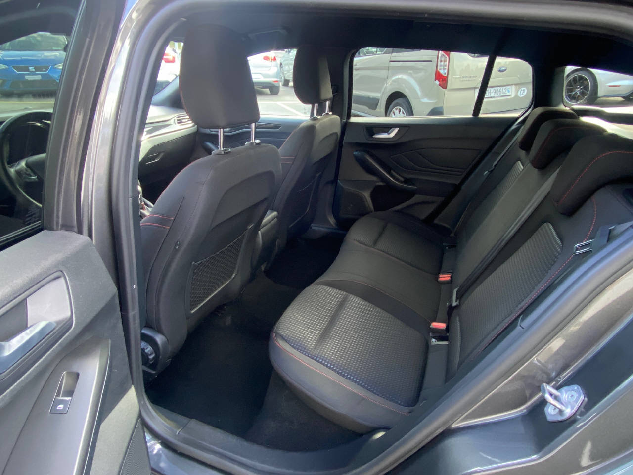 FORD Focus Station Wagon 1.0i EcoB Hybrid 155 ST-Line-image-8
