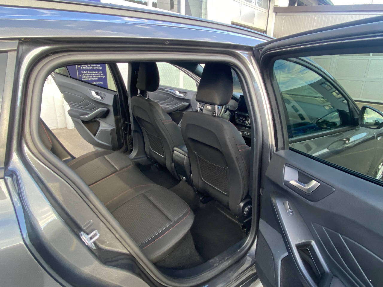 FORD Focus Station Wagon 1.0i EcoB Hybrid 155 ST-Line-image-10