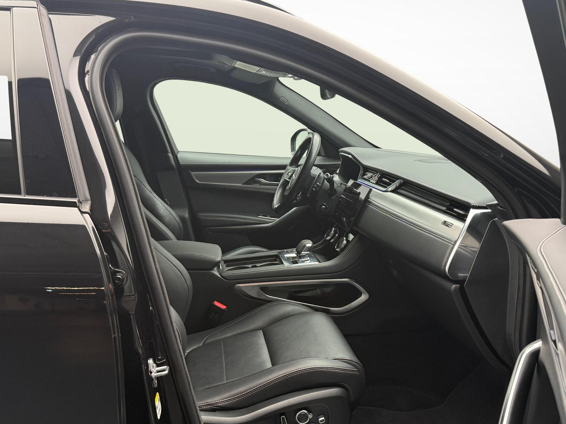 JAGUAR F-Pace 3.0 I6 R-Dynamic SE AWD-image-8