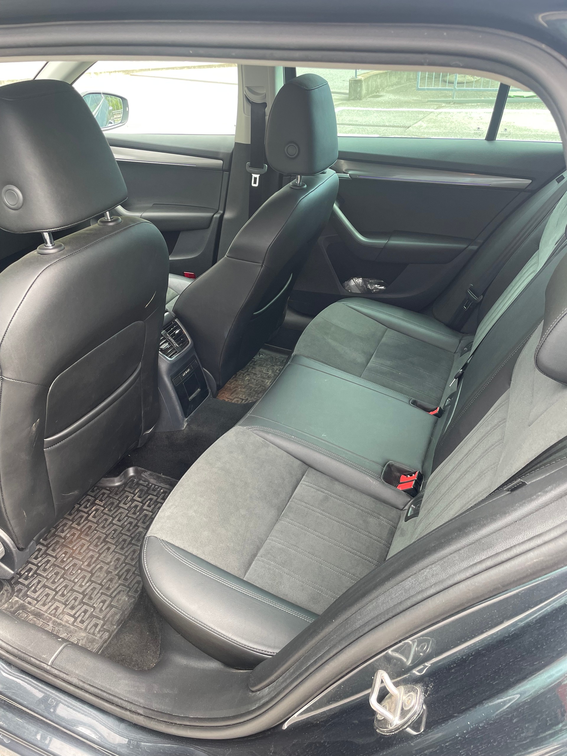 SKODA 2.0 TDI 184 Ambition 4x4 DSG-image-4