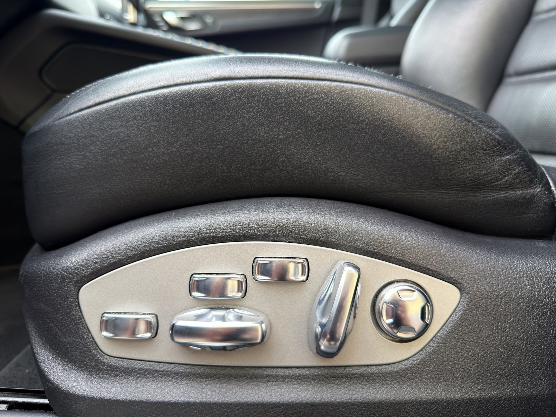 PORSCHE Macan Turbo Performance PDK-image-10