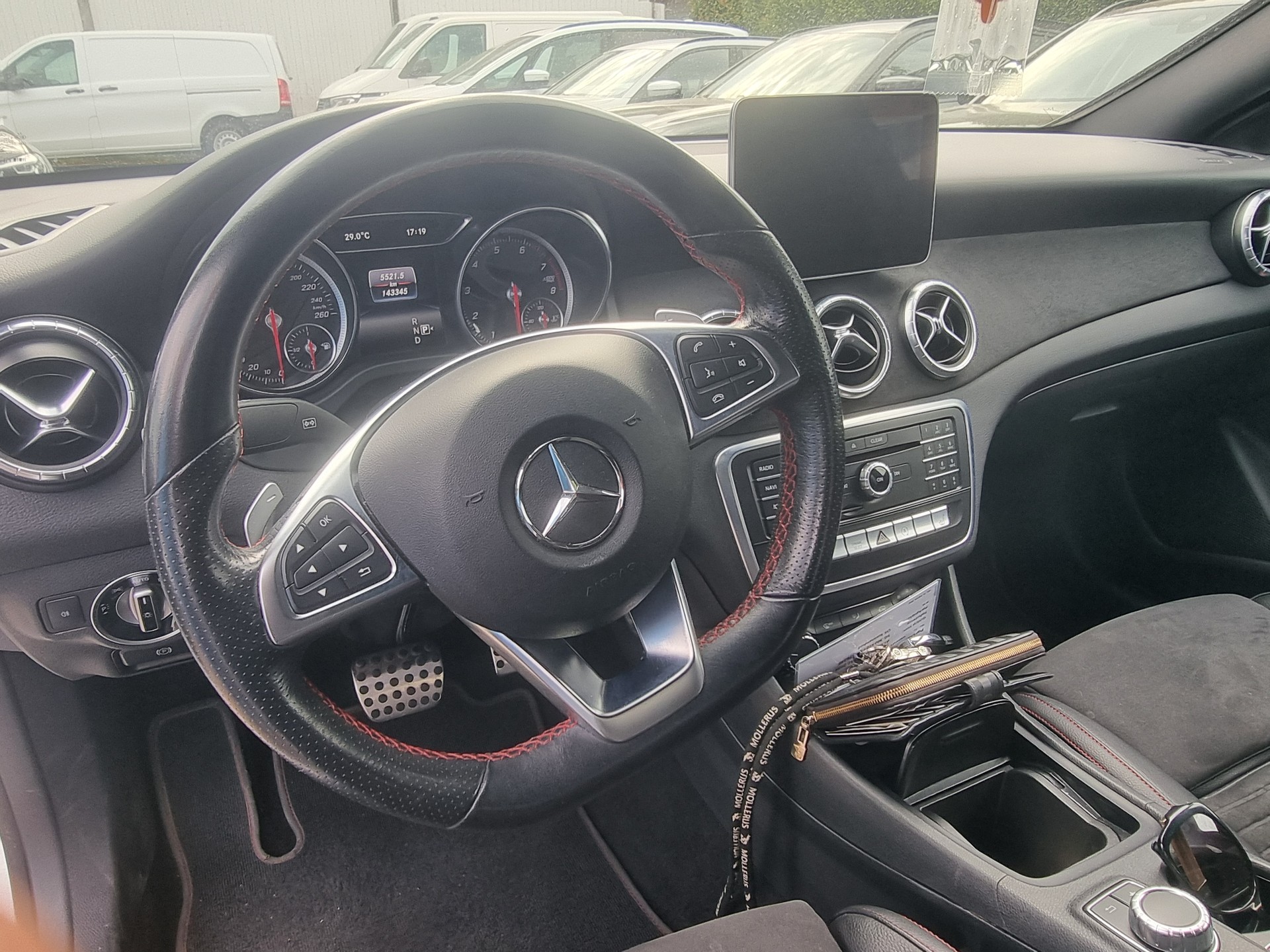 MERCEDES-BENZ CLA 250 AMG Line 7G-DCT 4Matic-image-2