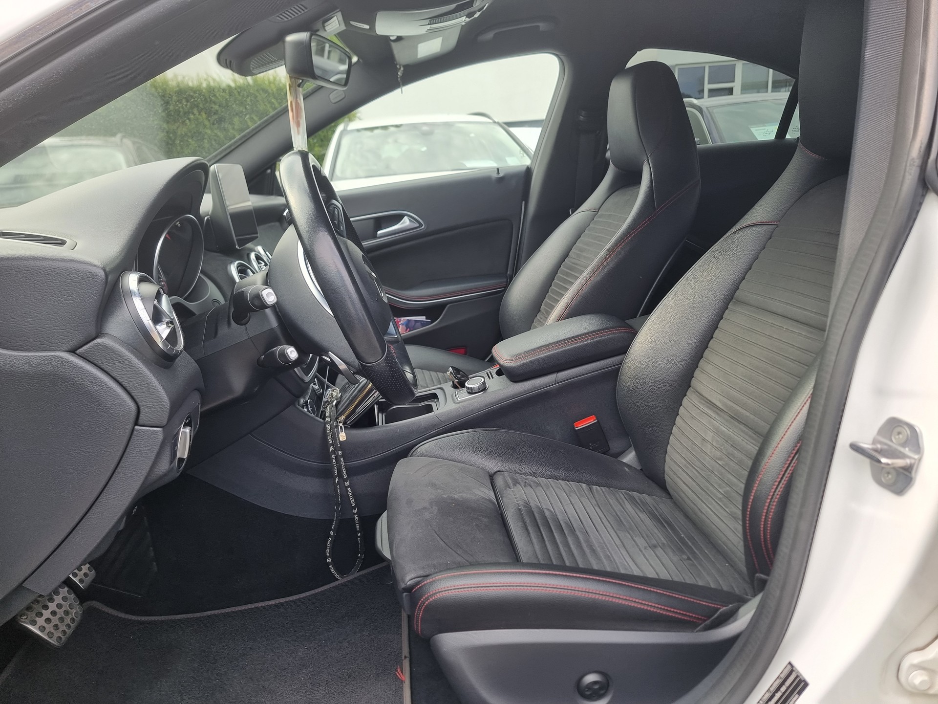 MERCEDES-BENZ CLA 250 AMG Line 7G-DCT 4Matic-image-5