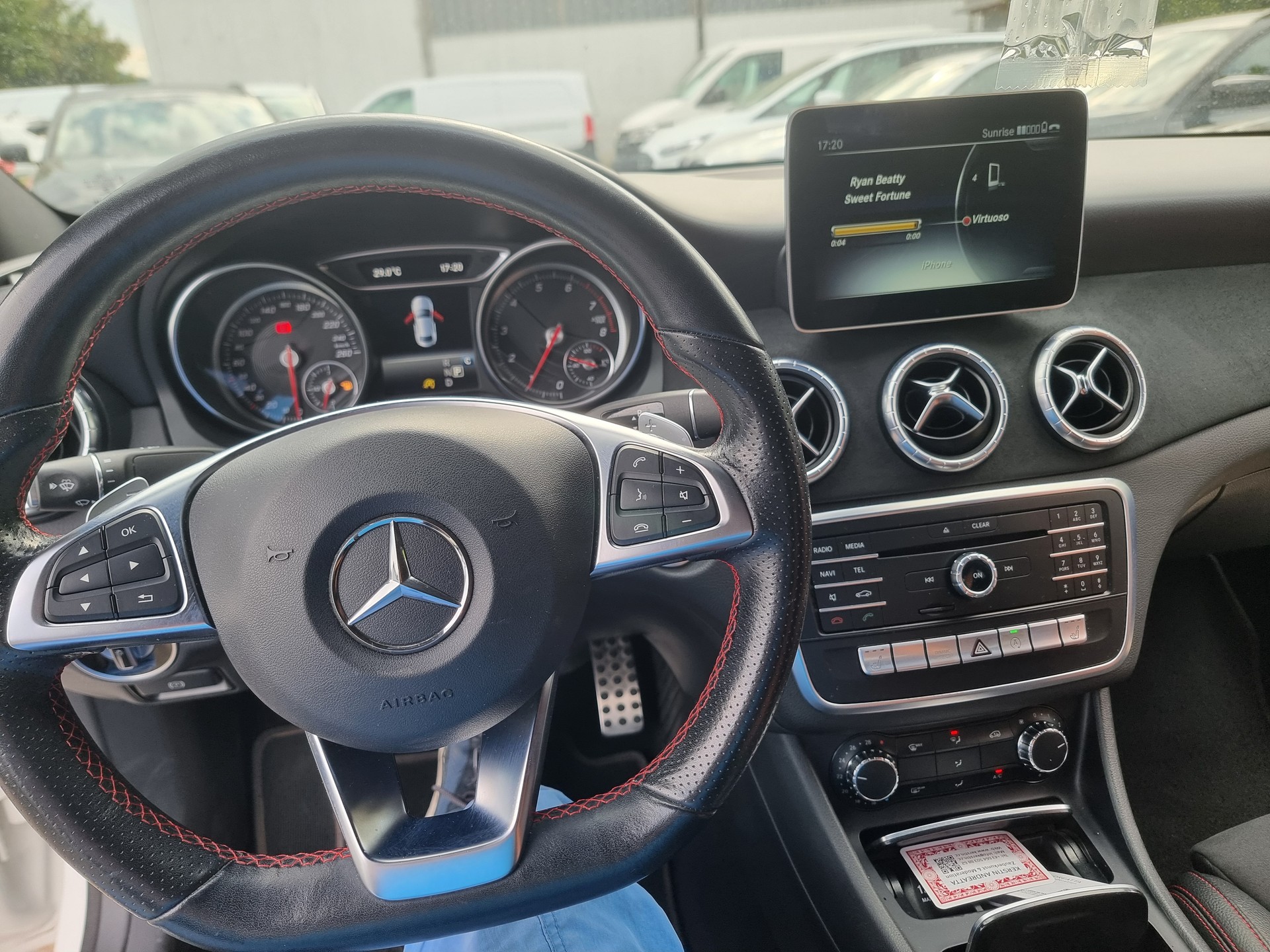 MERCEDES-BENZ CLA 250 AMG Line 7G-DCT 4Matic-image-3