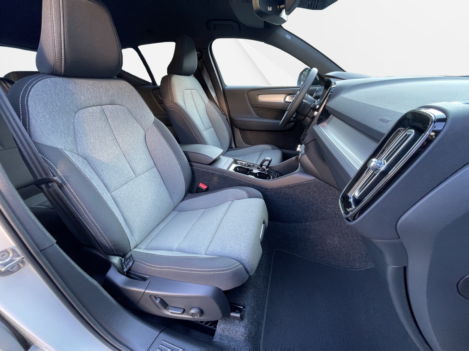 VOLVO XC40 2.0 B4 MH Plus Dark-image-17