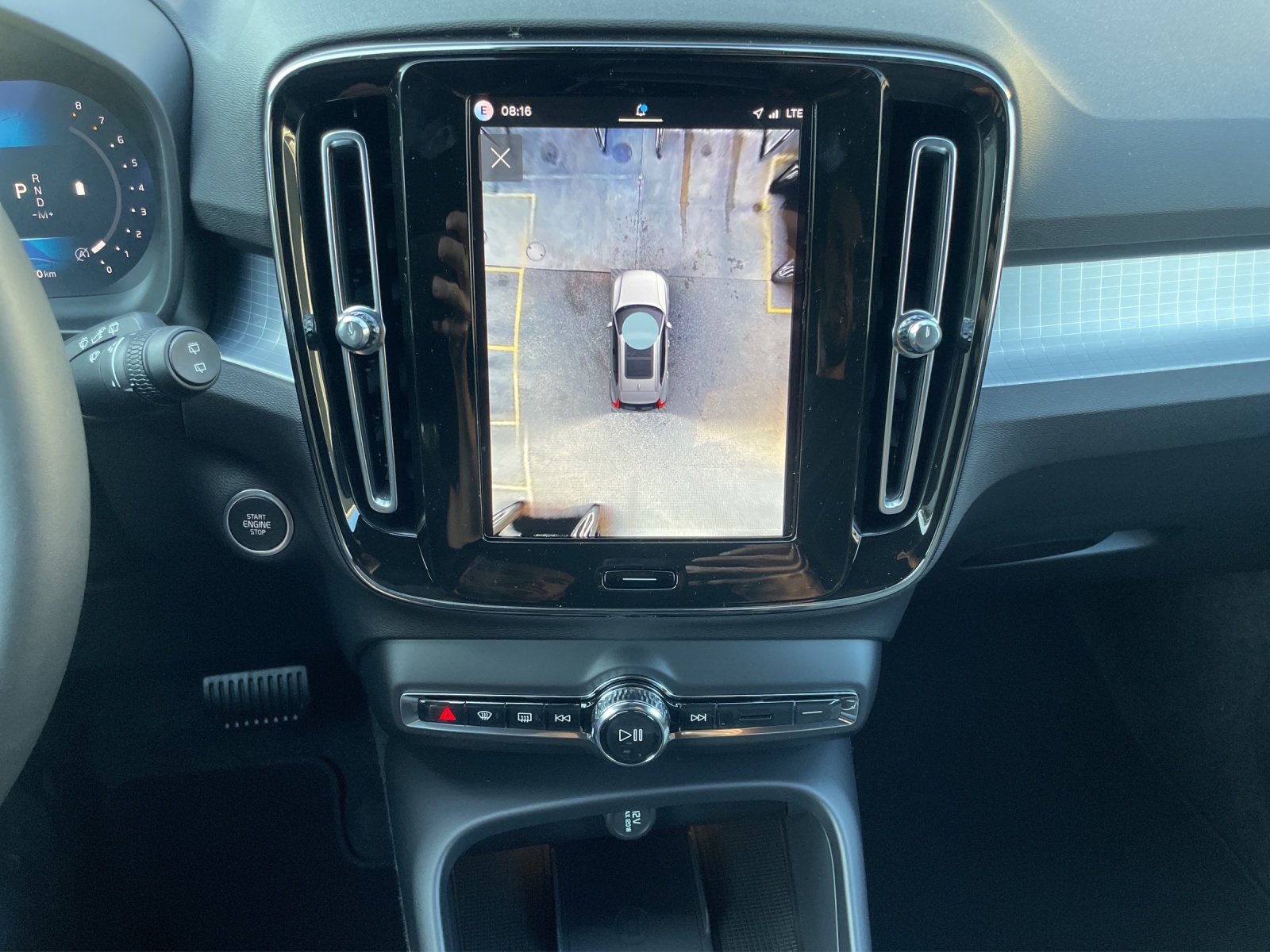 VOLVO XC40 2.0 B4 MH Plus Dark-image-16