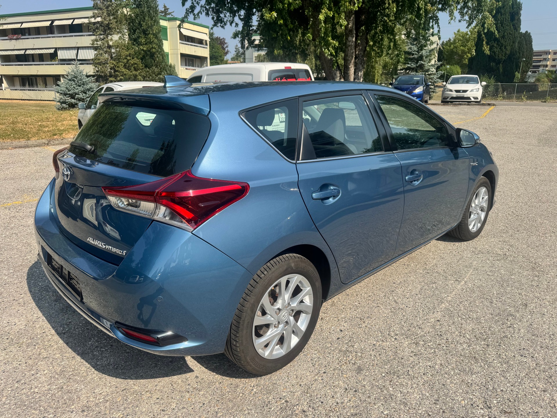 TOYOTA Auris 1.8 HSD Luna e-CVT-image-4