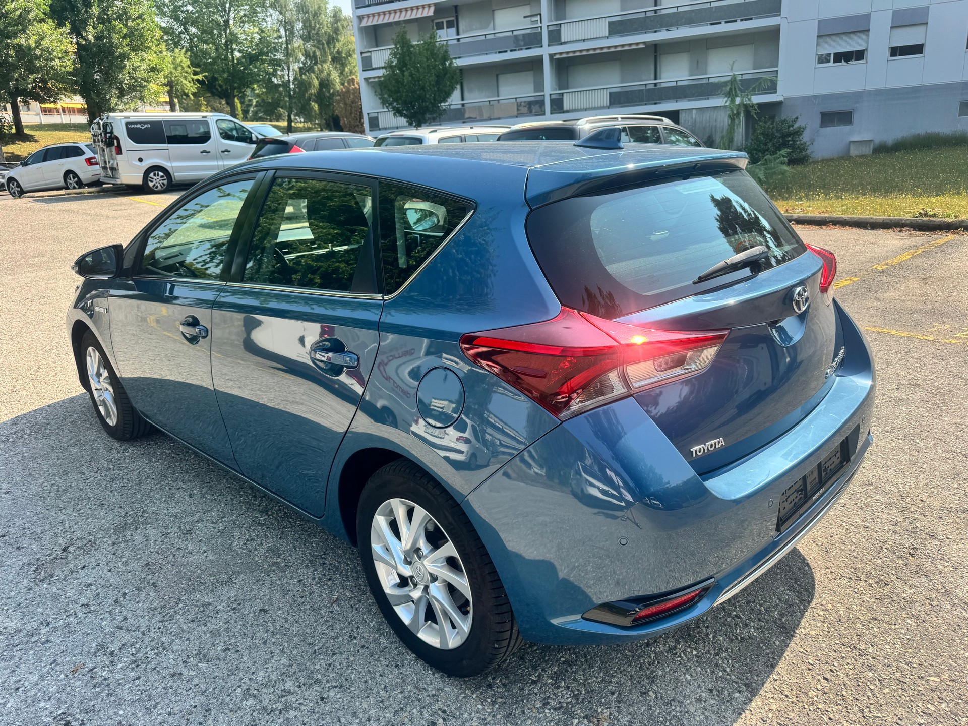 TOYOTA Auris 1.8 HSD Luna e-CVT-image-3