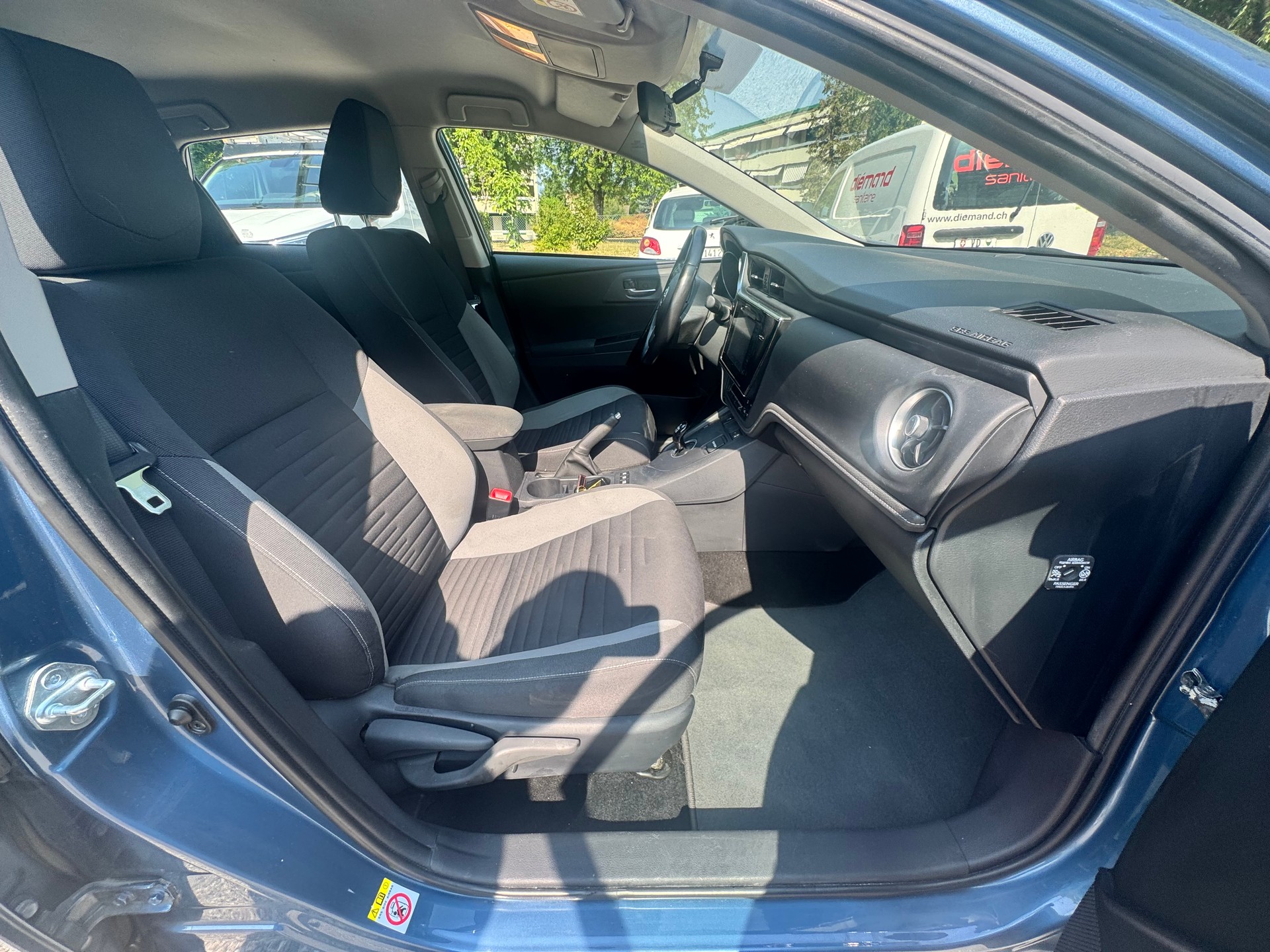 TOYOTA Auris 1.8 HSD Luna e-CVT-image-9