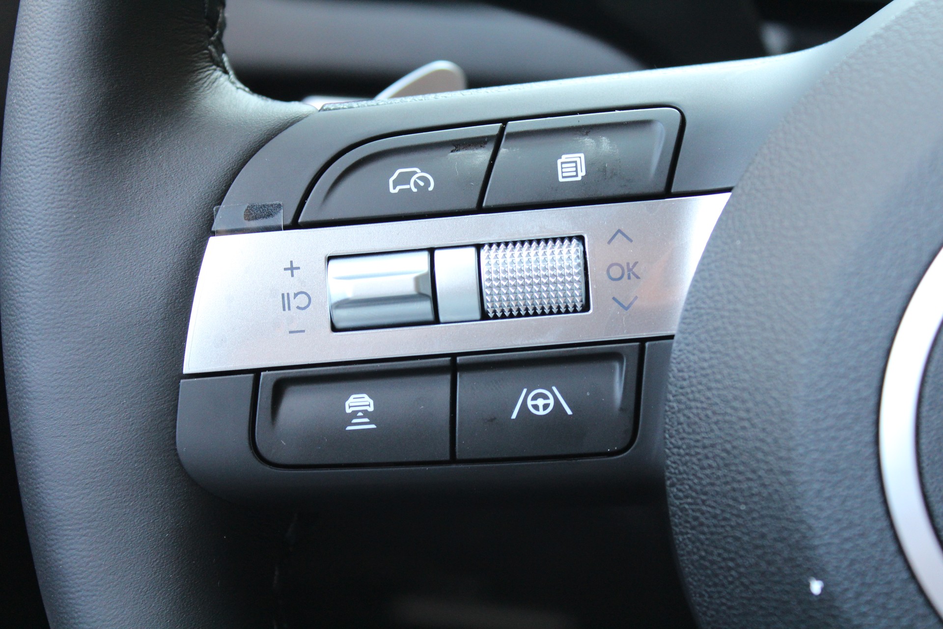 HYUNDAI Tucson 1.6 TGDI HEV 215PS Amplia 2WD-image-17