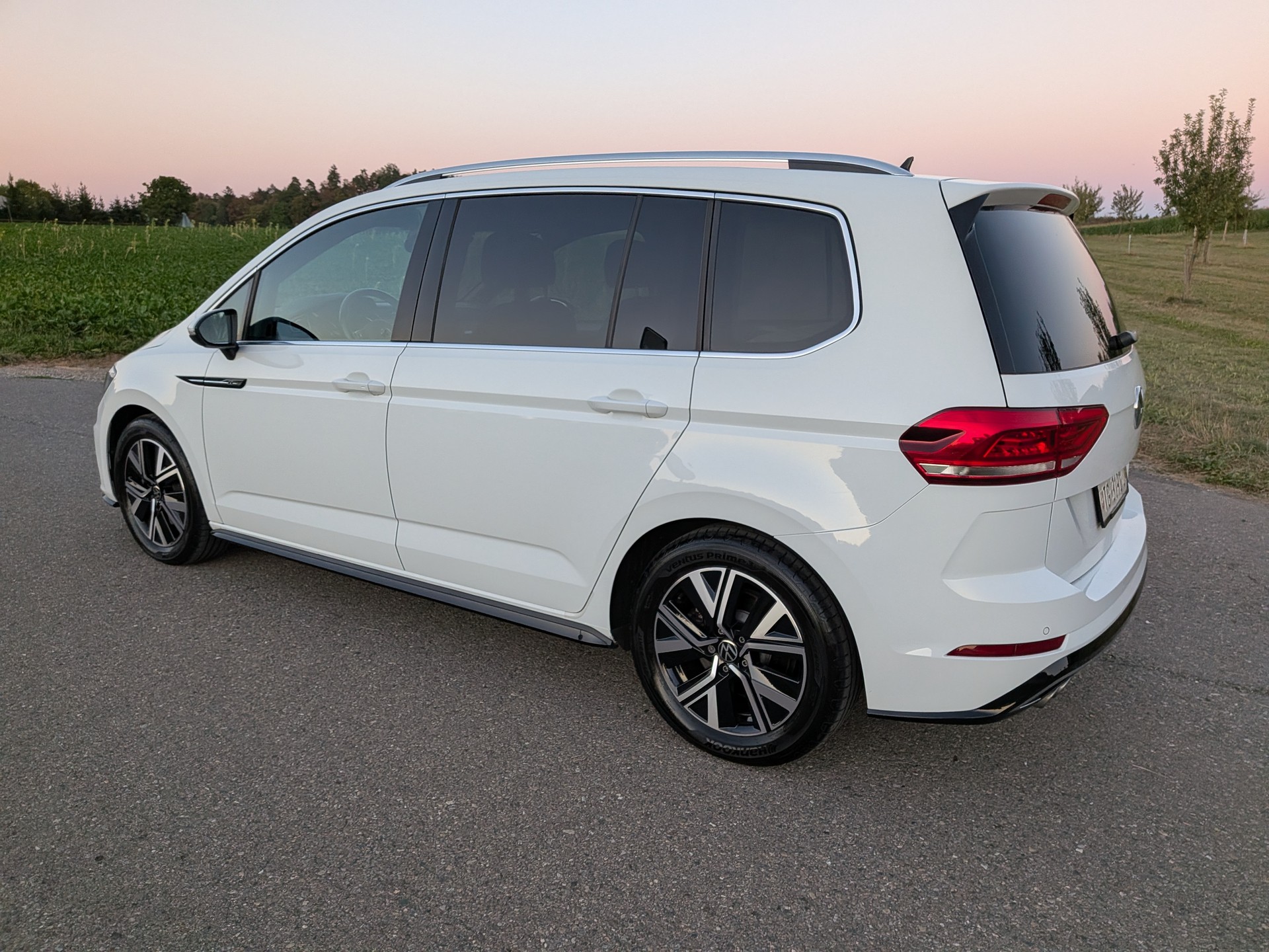 VW Touran 2.0 TDI BlueMotion R-Line DSG 7-Platz-image-8