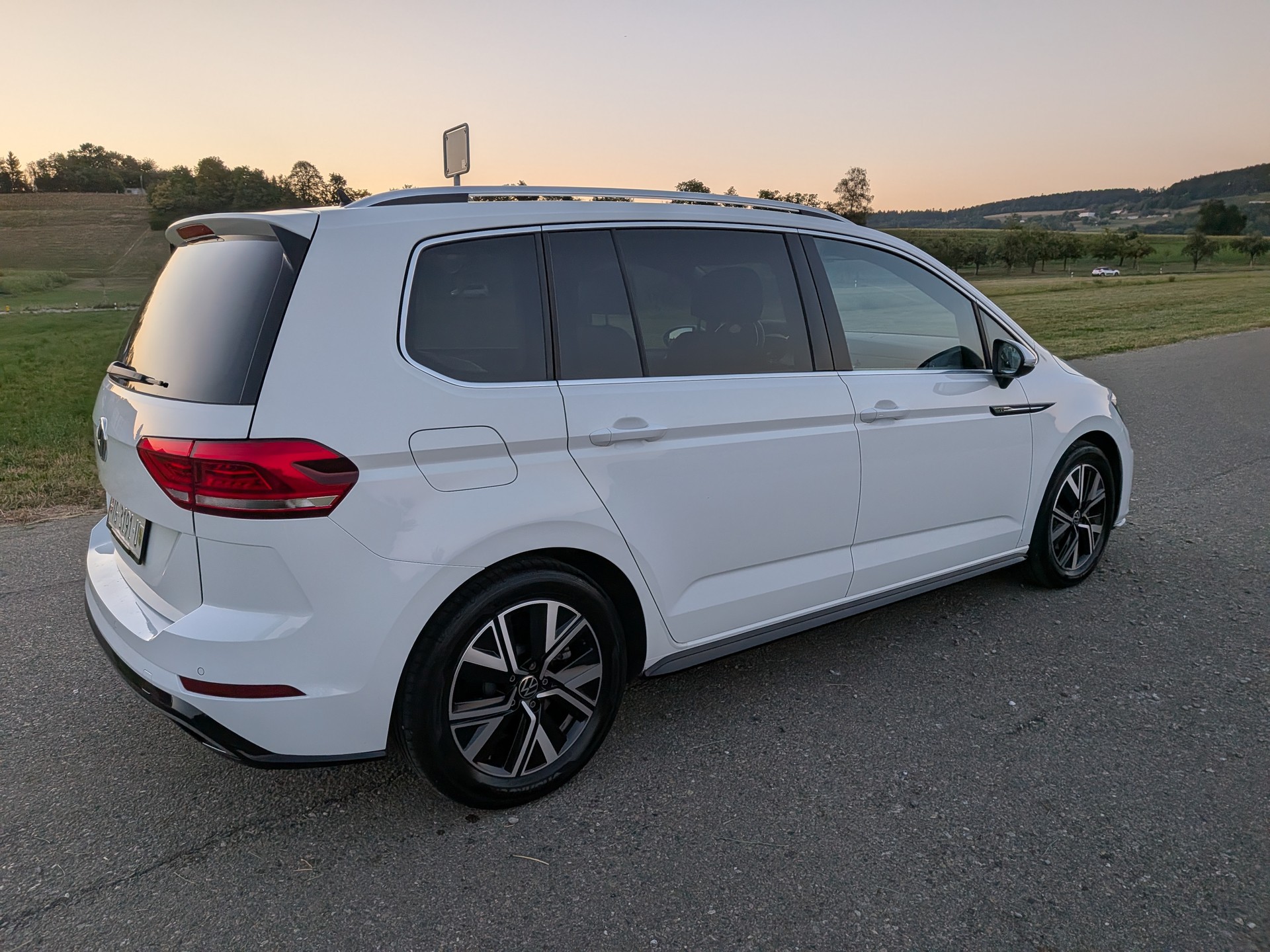 VW Touran 2.0 TDI BlueMotion R-Line DSG 7-Platz-image-9