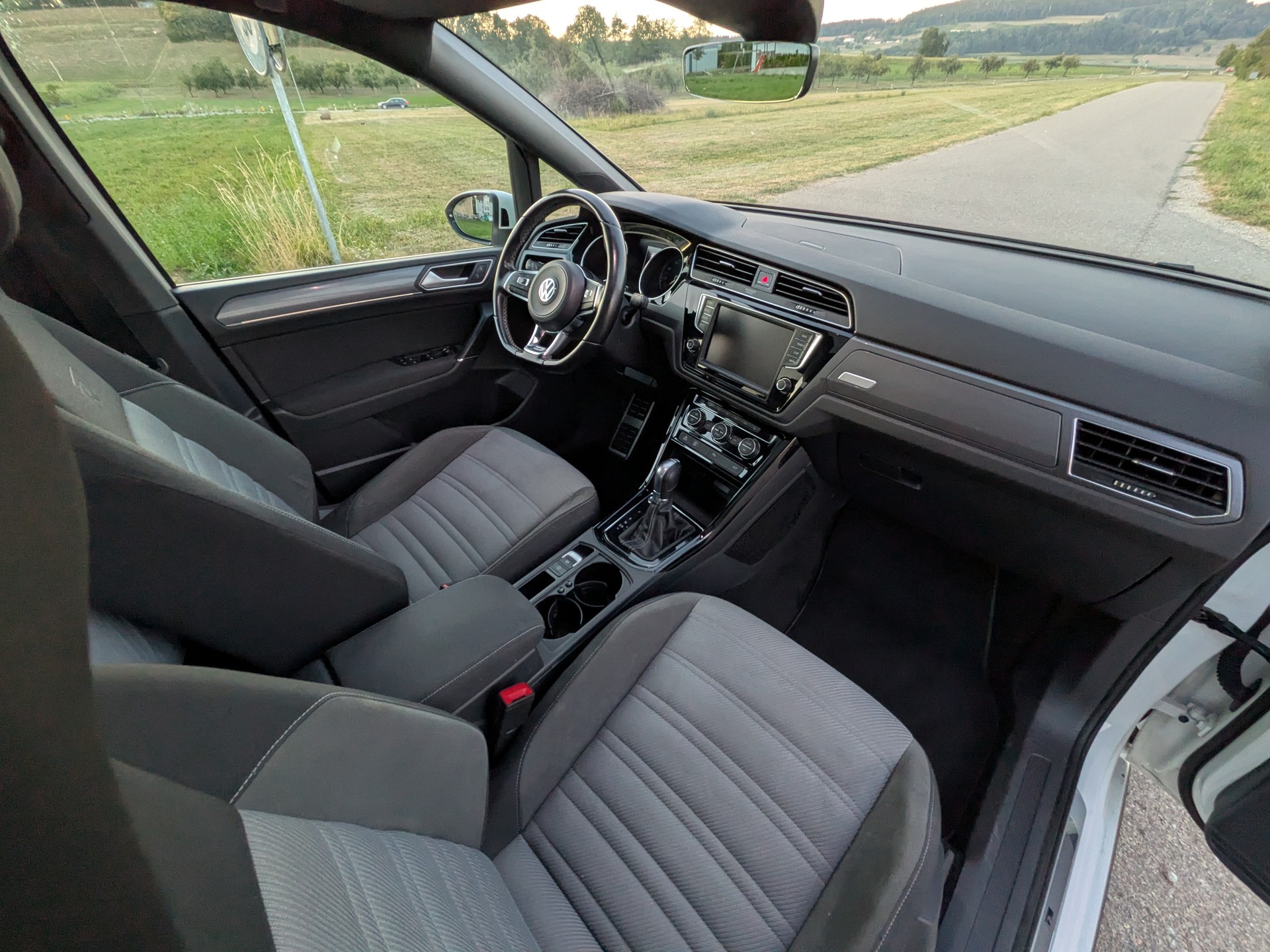 VW Touran 2.0 TDI BlueMotion R-Line DSG 7-Platz-image-13