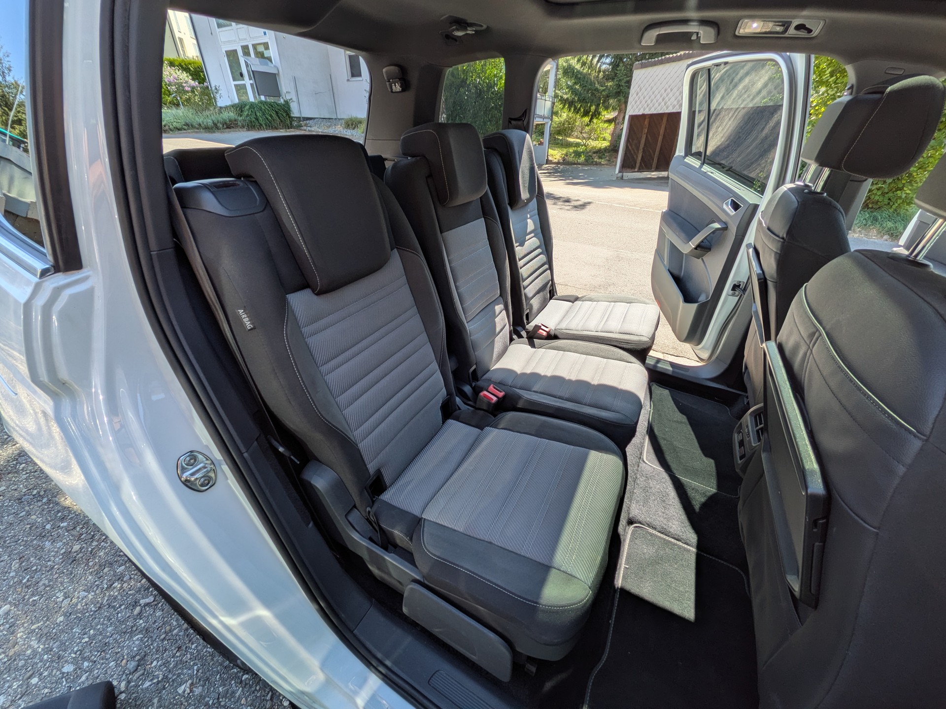 VW Touran 2.0 TDI BlueMotion R-Line DSG 7-Platz-image-17