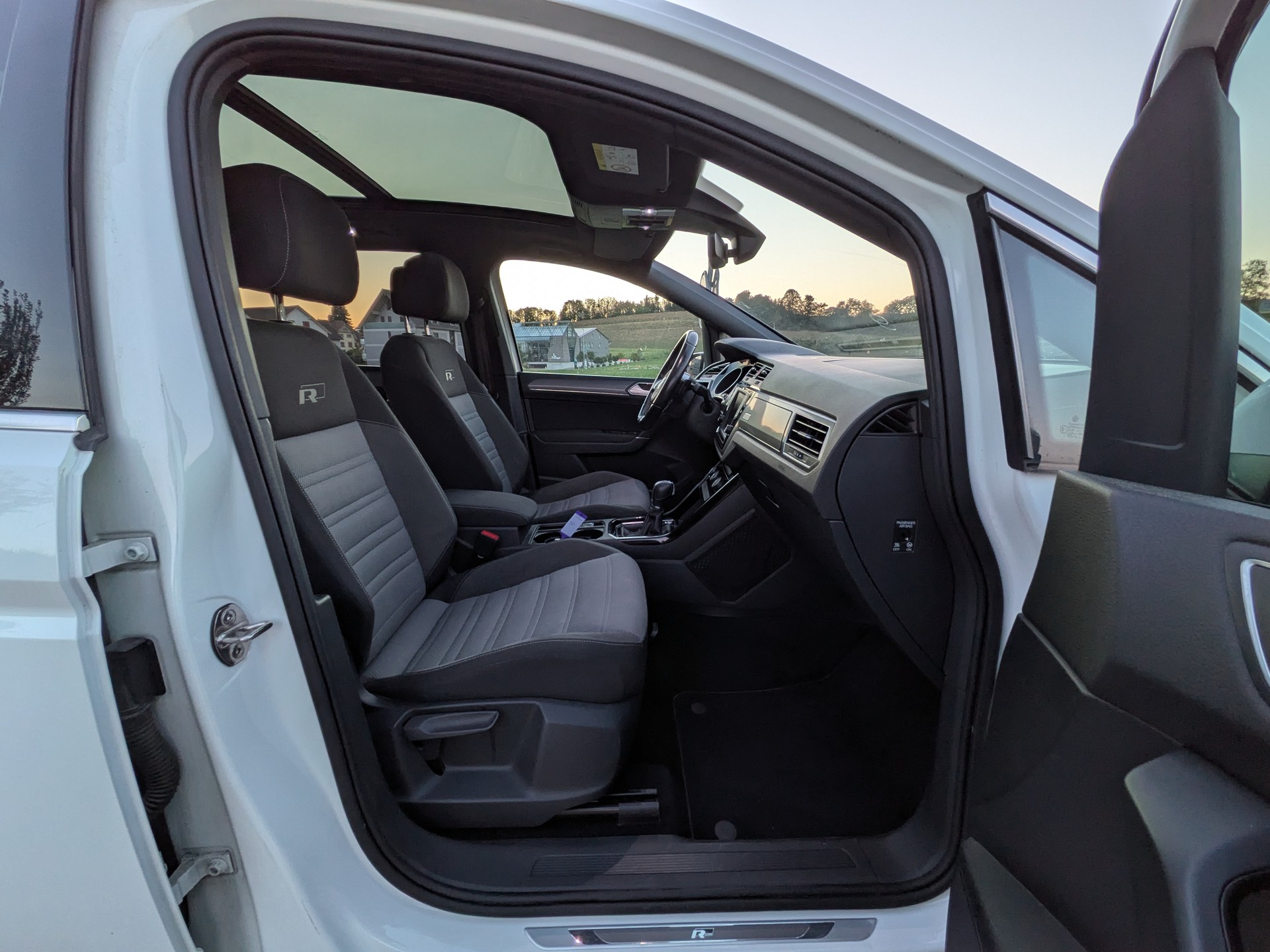 VW Touran 2.0 TDI BlueMotion R-Line DSG 7-Platz-image-12