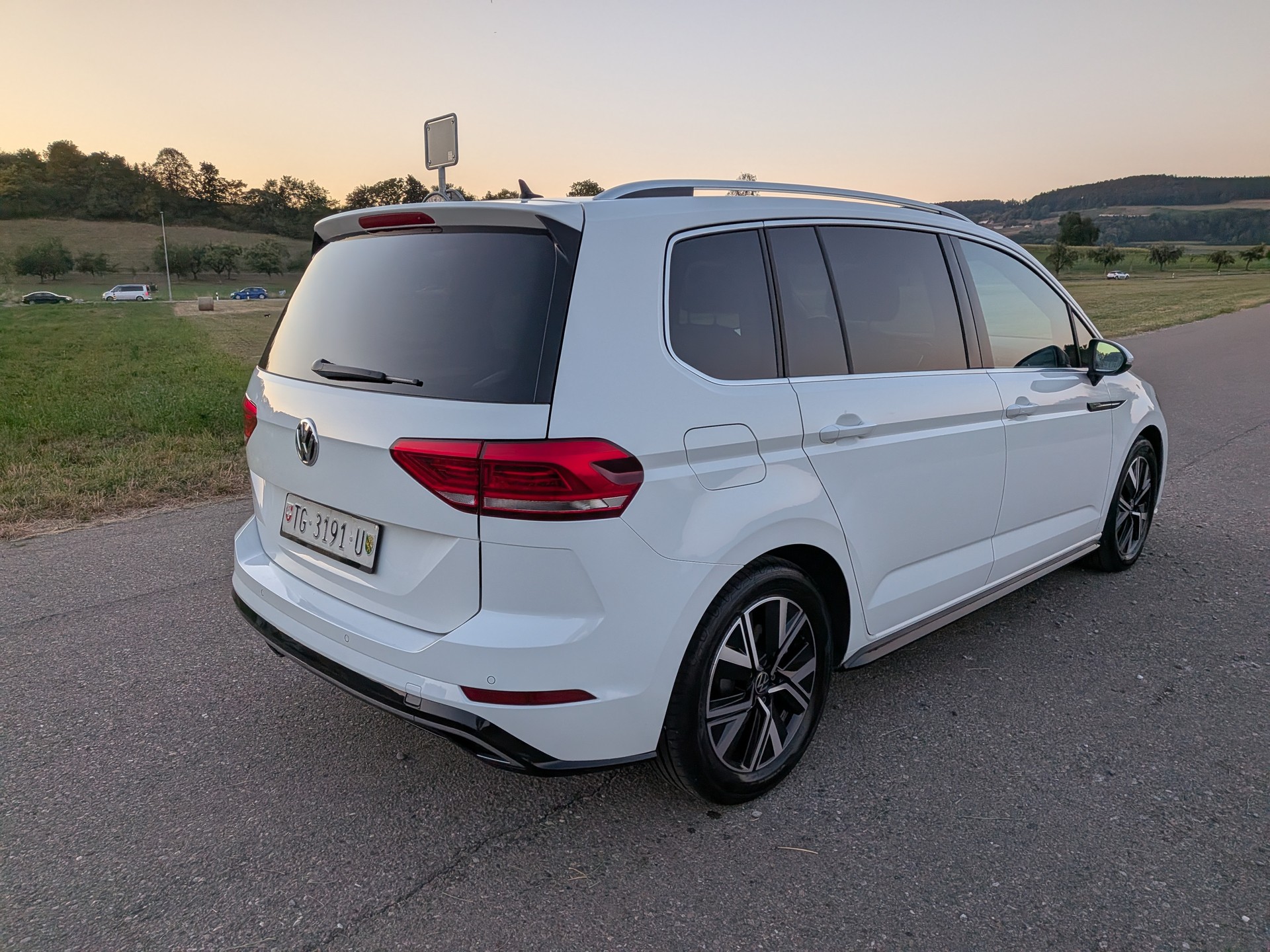 VW Touran 2.0 TDI BlueMotion R-Line DSG 7-Platz-image-11