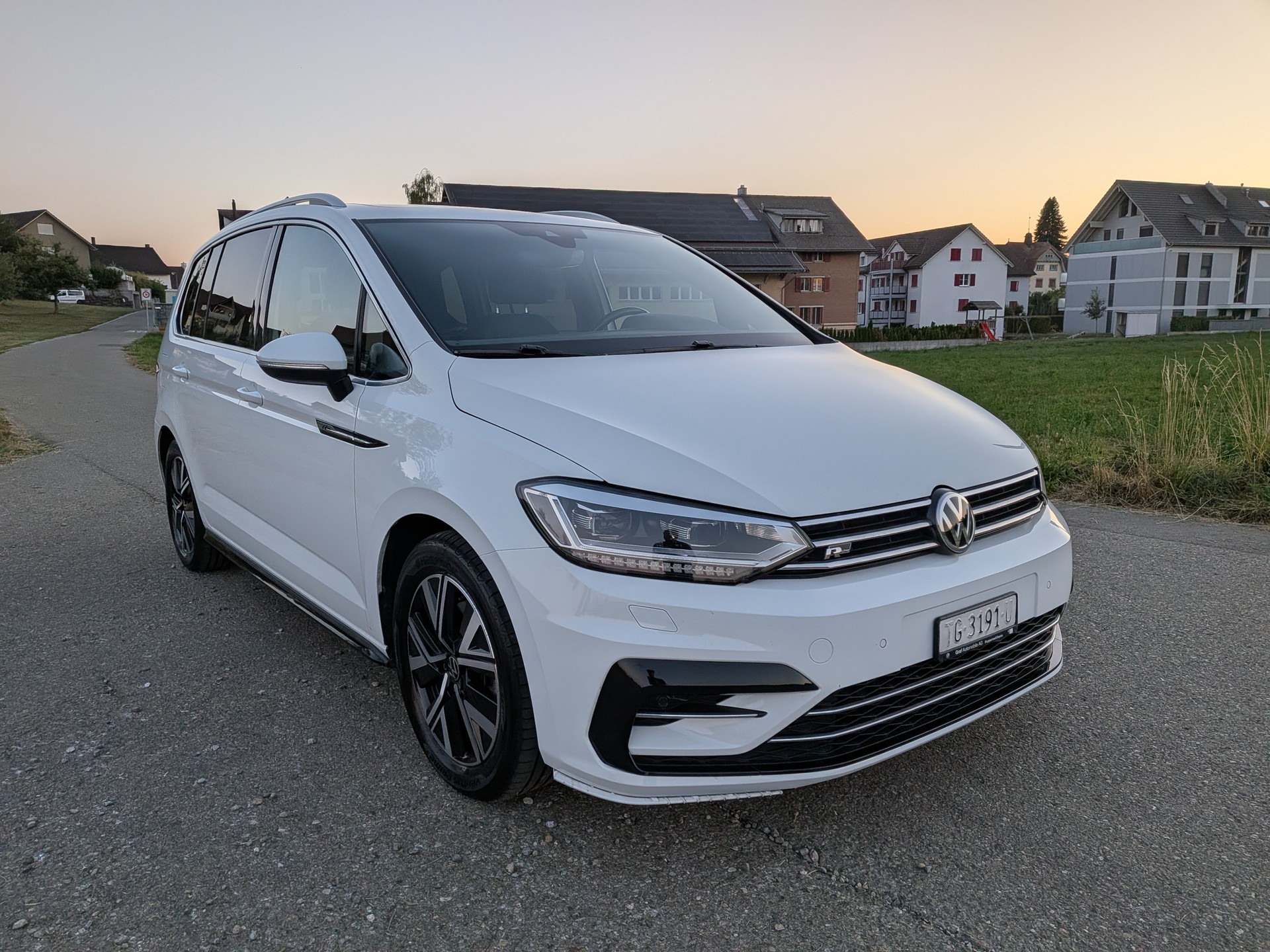VW Touran 2.0 TDI BlueMotion R-Line DSG 7-Platz-image-5