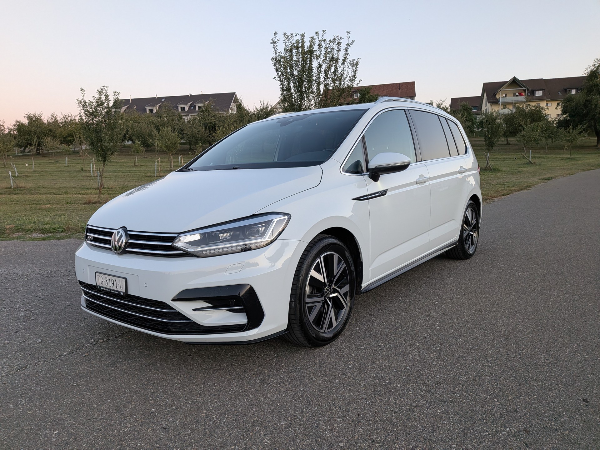 VW Touran 2.0 TDI BlueMotion R-Line DSG 7-Platz-image-4