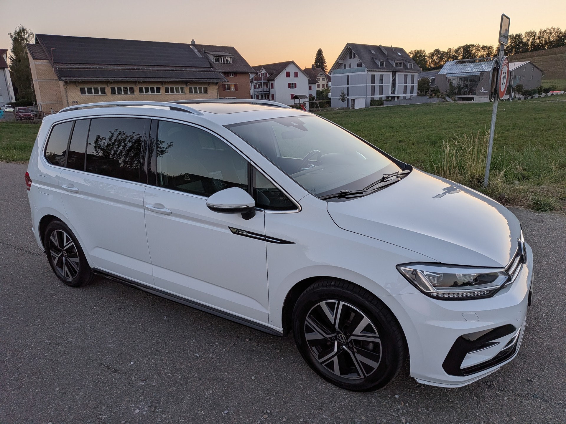 VW Touran 2.0 TDI BlueMotion R-Line DSG 7-Platz-image-7