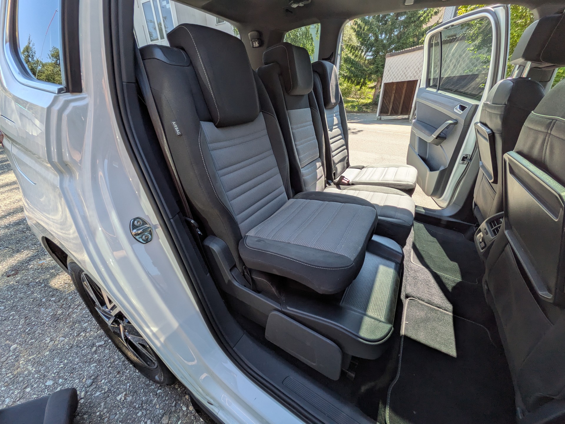 VW Touran 2.0 TDI BlueMotion R-Line DSG 7-Platz-image-18