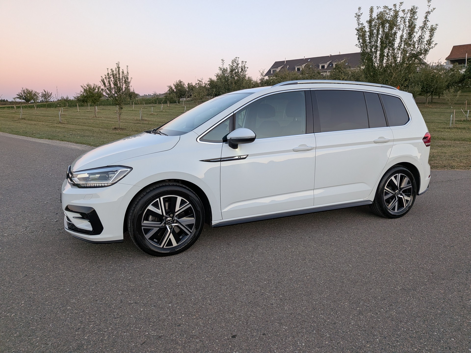 VW Touran 2.0 TDI BlueMotion R-Line DSG 7-Platz-showroom-element-2