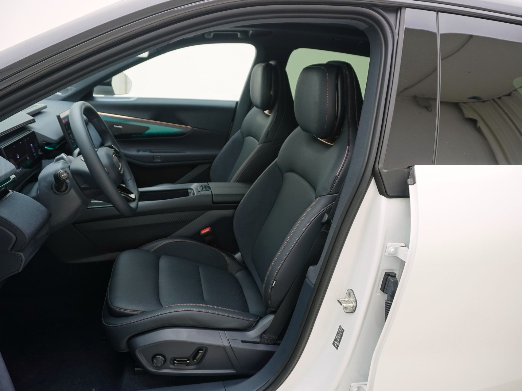 LYNK & CO 08 More-image-11