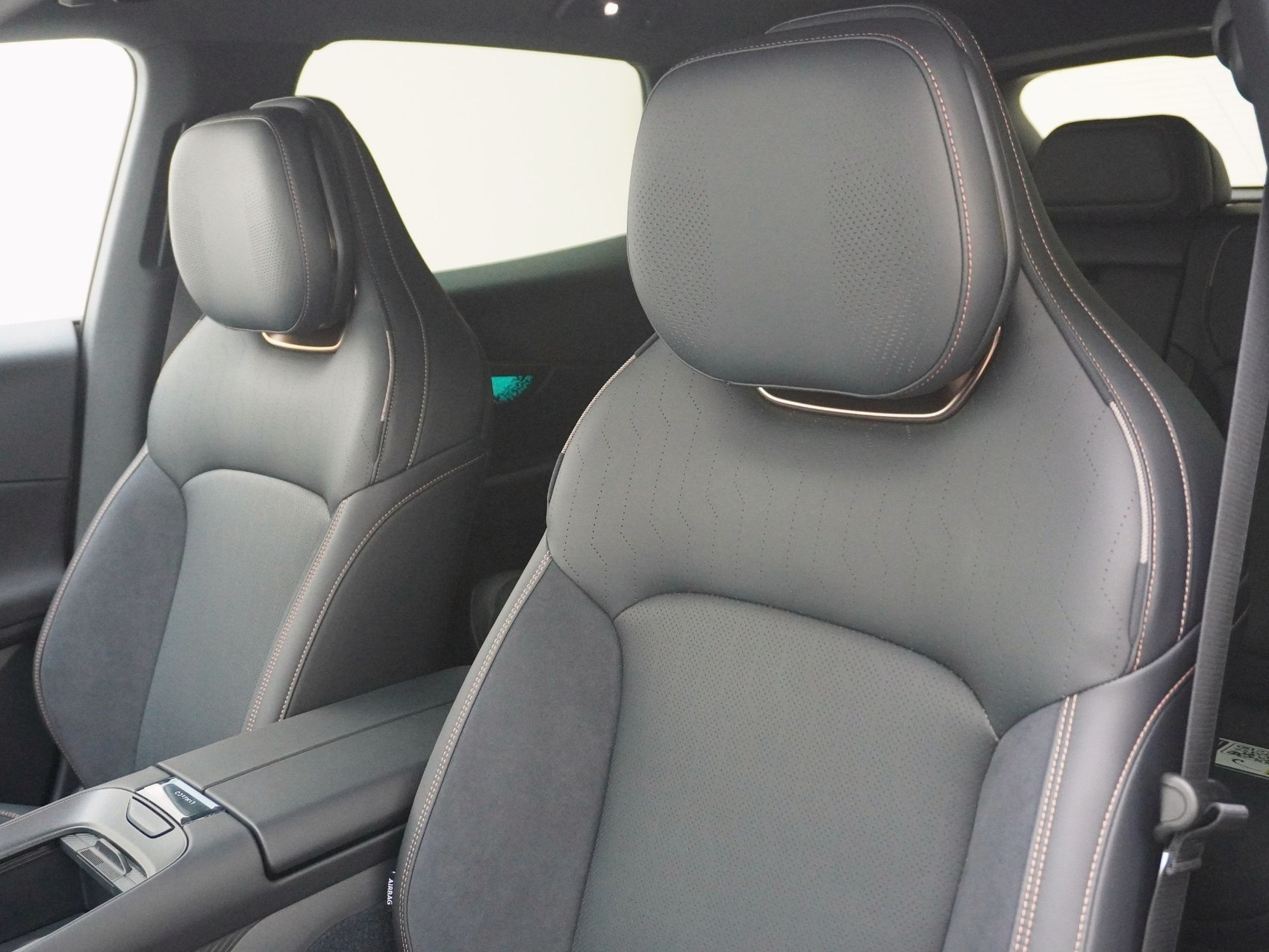 LYNK & CO 08 More-image-12