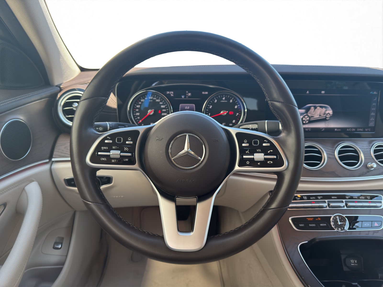 MERCEDES-BENZ E 200 Exclusive 4Matic T-Modell-image-12