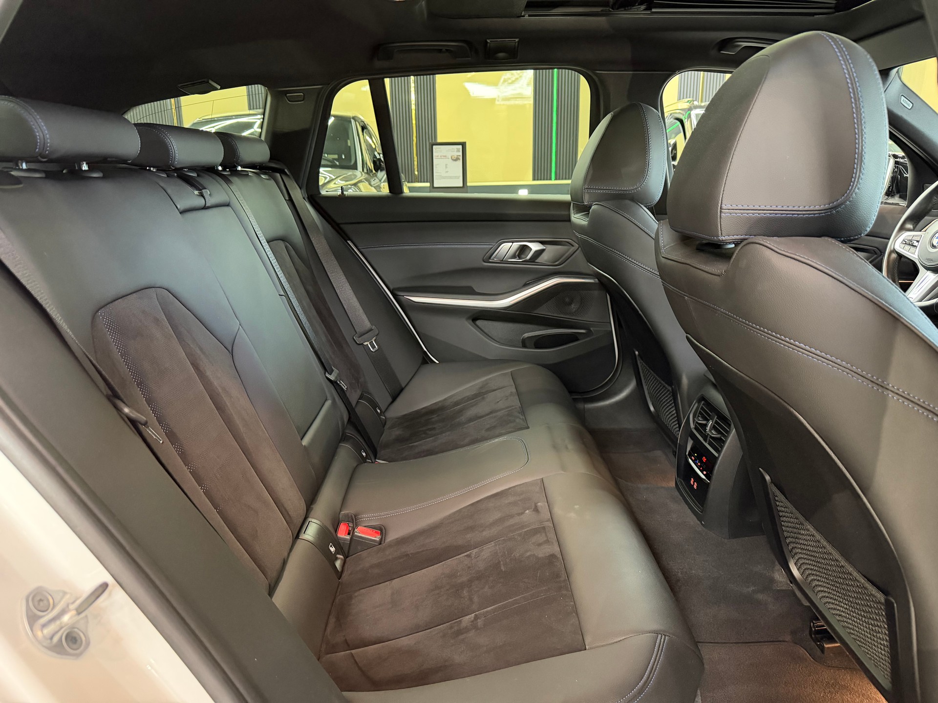 BMW 320d xDrive 48V Touring Steptronic M Sport-image-12