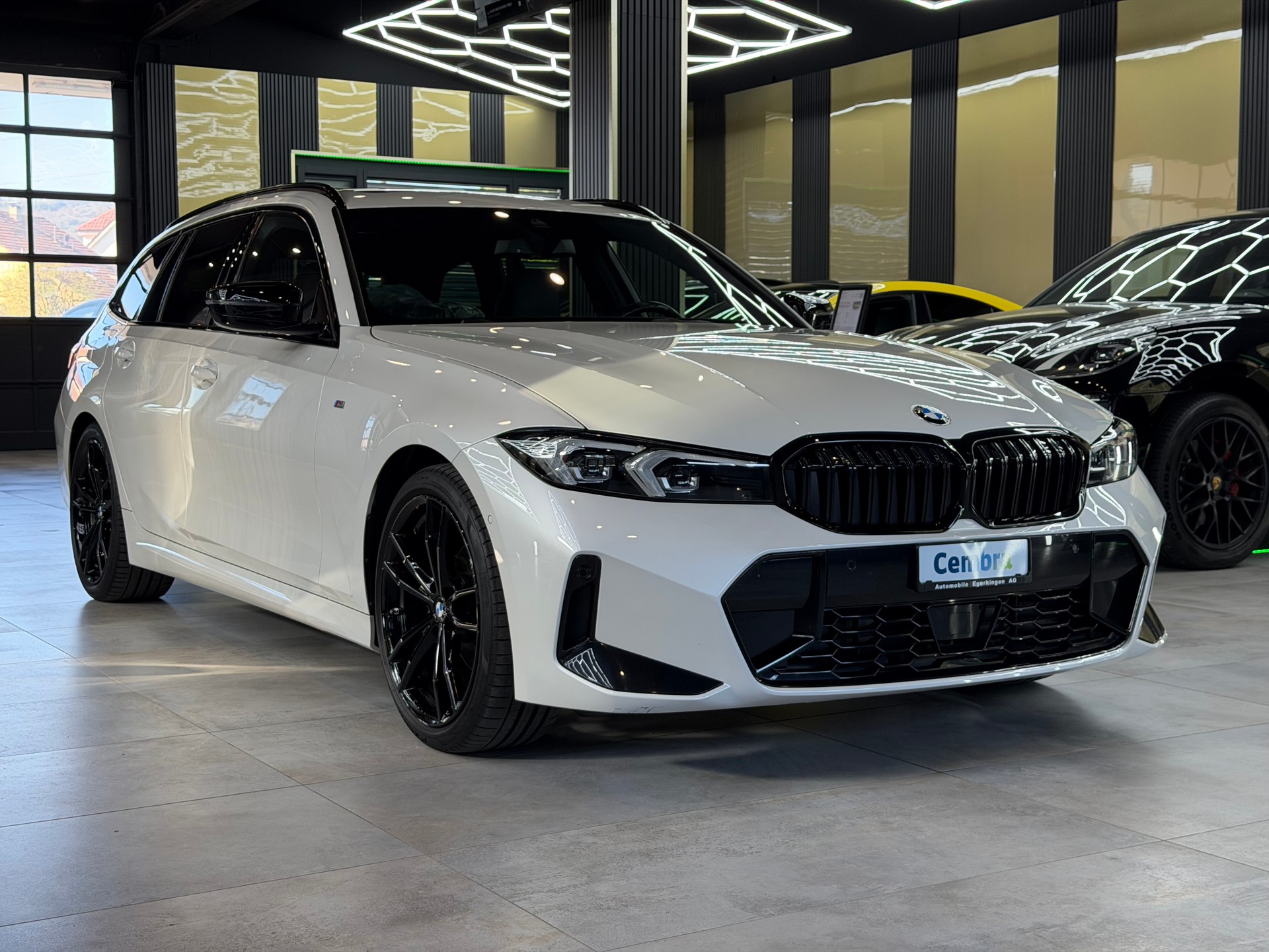 BMW 320d xDrive 48V Touring Steptronic M Sport-showroom-element-2