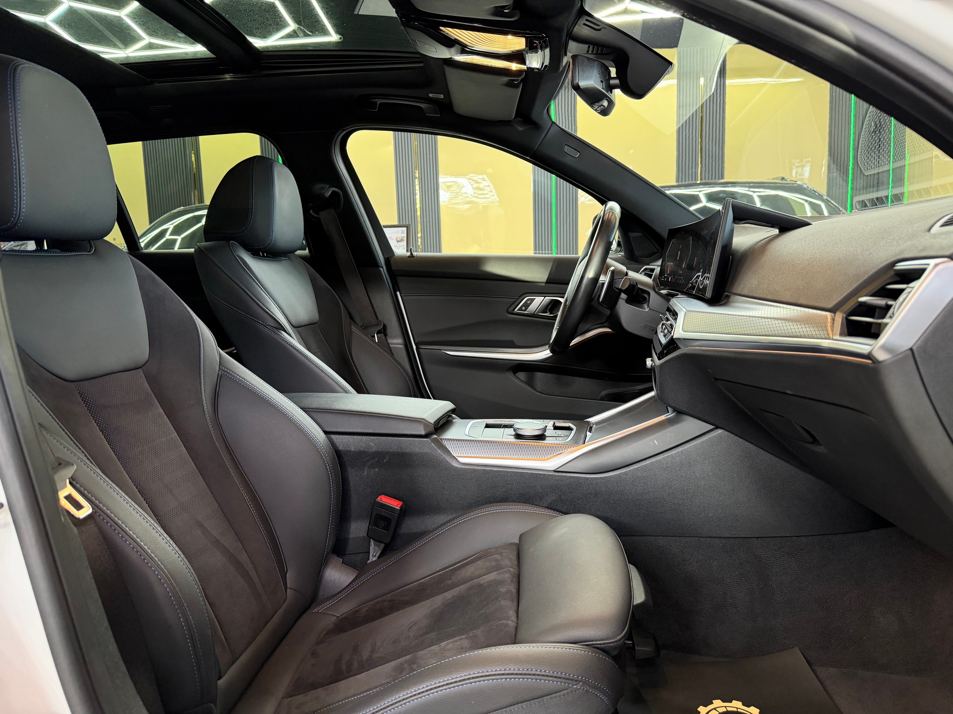 BMW 320d xDrive 48V Touring Steptronic M Sport-image-11