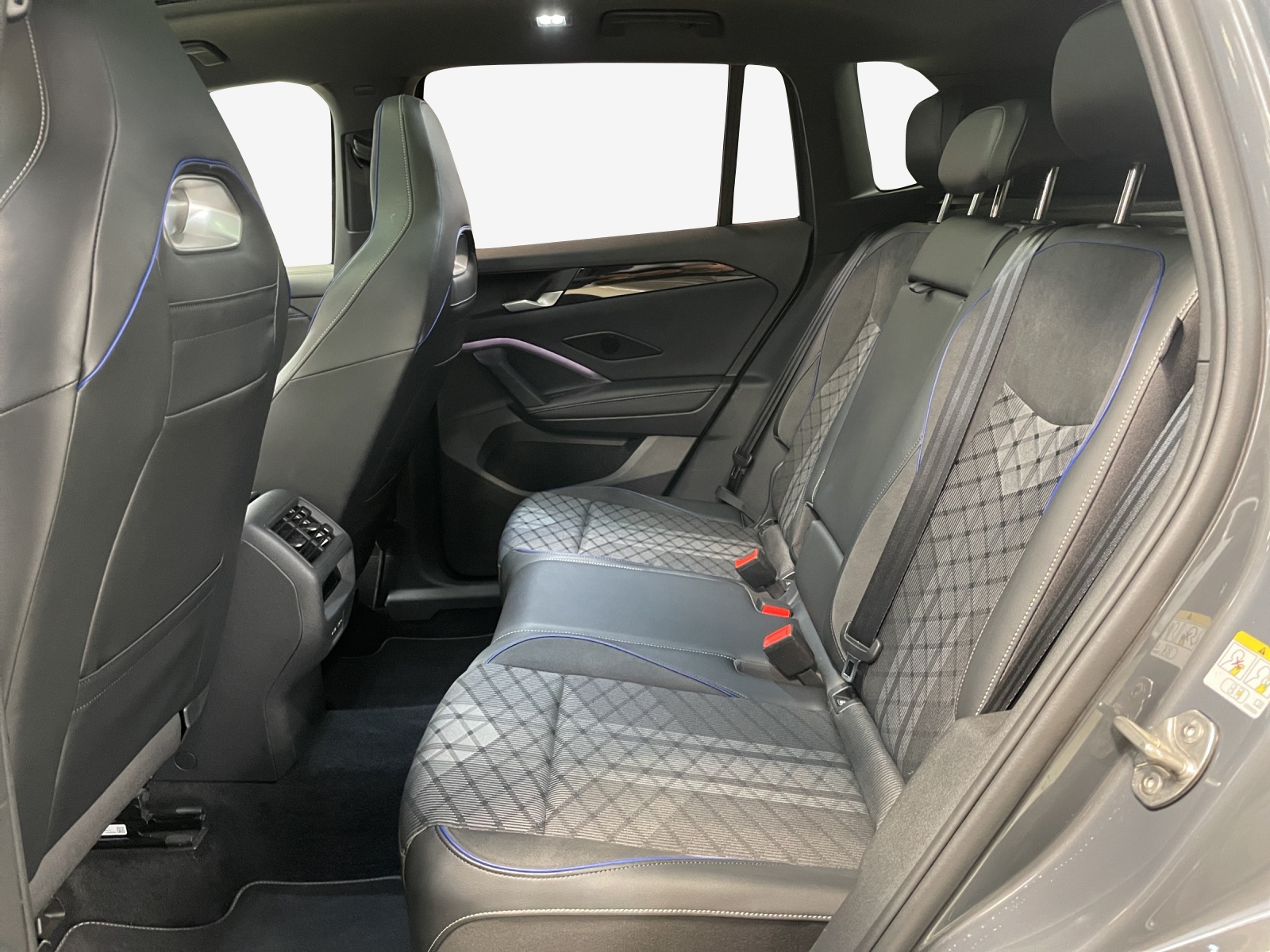 VW Tiguan 2.0 TSI DSG R-Line 4Motion-image-11