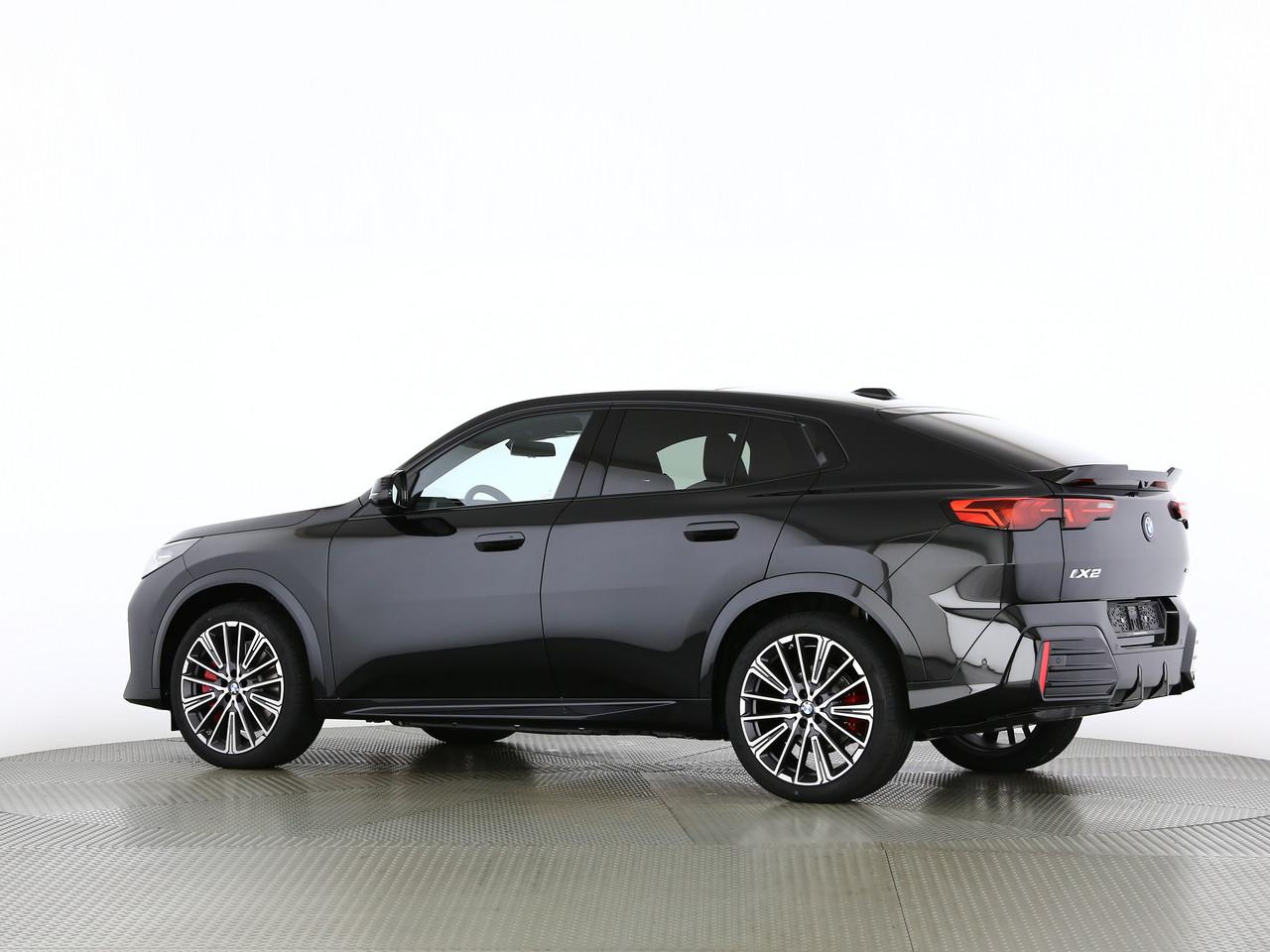 BMW iX2 30 xDrive-image-8