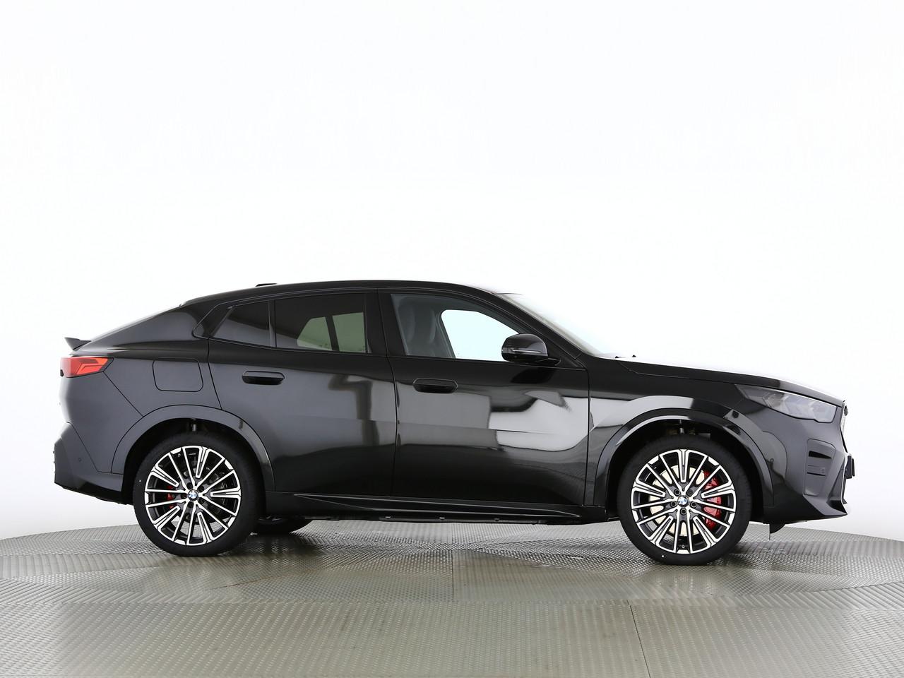 BMW iX2 30 xDrive-image-18