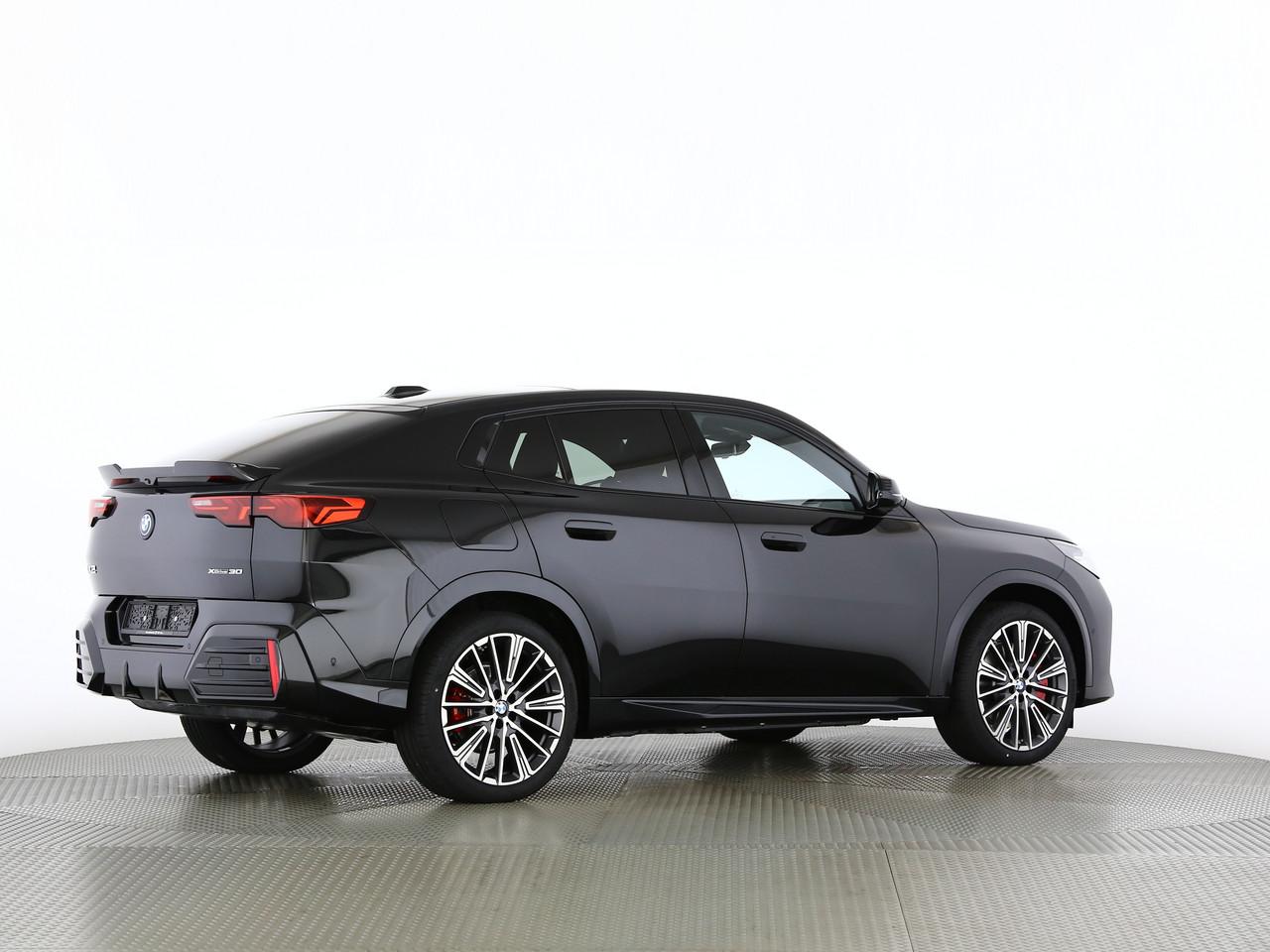 BMW iX2 30 xDrive-image-15